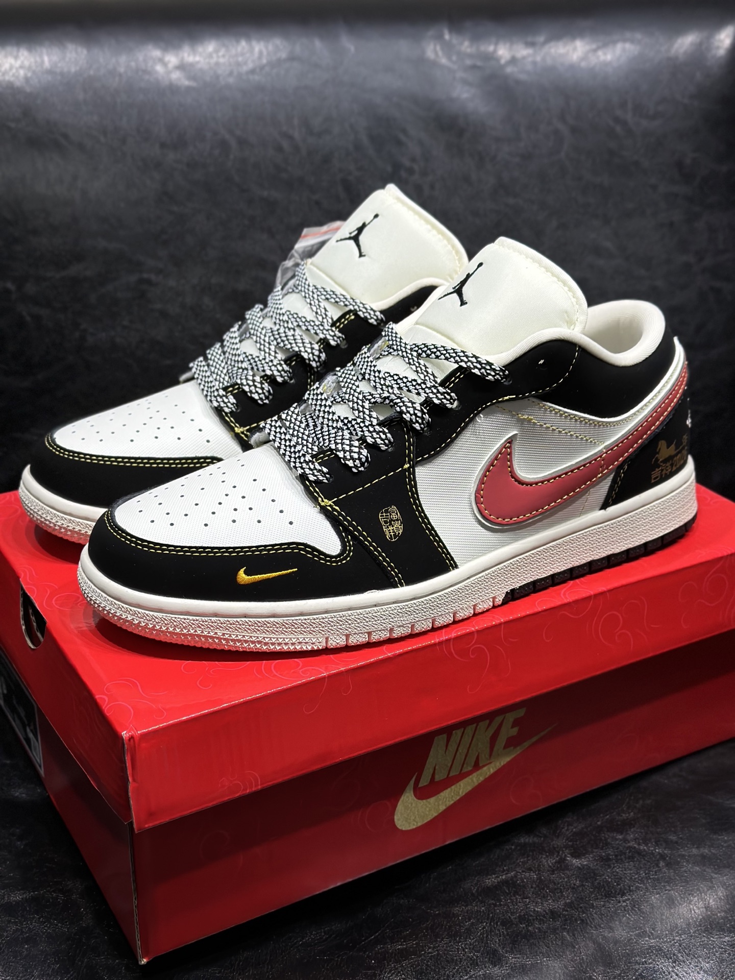 NO:665130,Minutes in stock Nike AJ Jordan 'Year Of The Horse' Comfortable and versatile 'Year of the Horse' Non-slip and wear-resistant Low-top sneakers Same style for men and women Instant success New arrival Limited edition Exclusive version distillation brings a better visual and foot feeling experience Factory pure original quality shipment Cleanliness Electric embroidery process The leather is cut clean without any burrs Perfect details Size 36 36.5 37.5 38 38.5 39 40 40.5 41 42 42.5 43 44 44.5 45,19860909分钟 现货 Nike AJ Jordan “Year Of The Horse”舒适百搭 “马年” 防滑耐磨 低帮 板鞋 男女同款 马到功成 迎新 限定款 独家版型蒸餾加帶來的是更好的视觉和脚感体验 大厂纯原品质出货 清洁度 电绣工艺 皮料切割干净无任何毛边 细节完美 尺码36 36.5 37.5 38 38.5 39 40 40.5 41 42 42.5 43 44 44.5 45,,Men's shoes