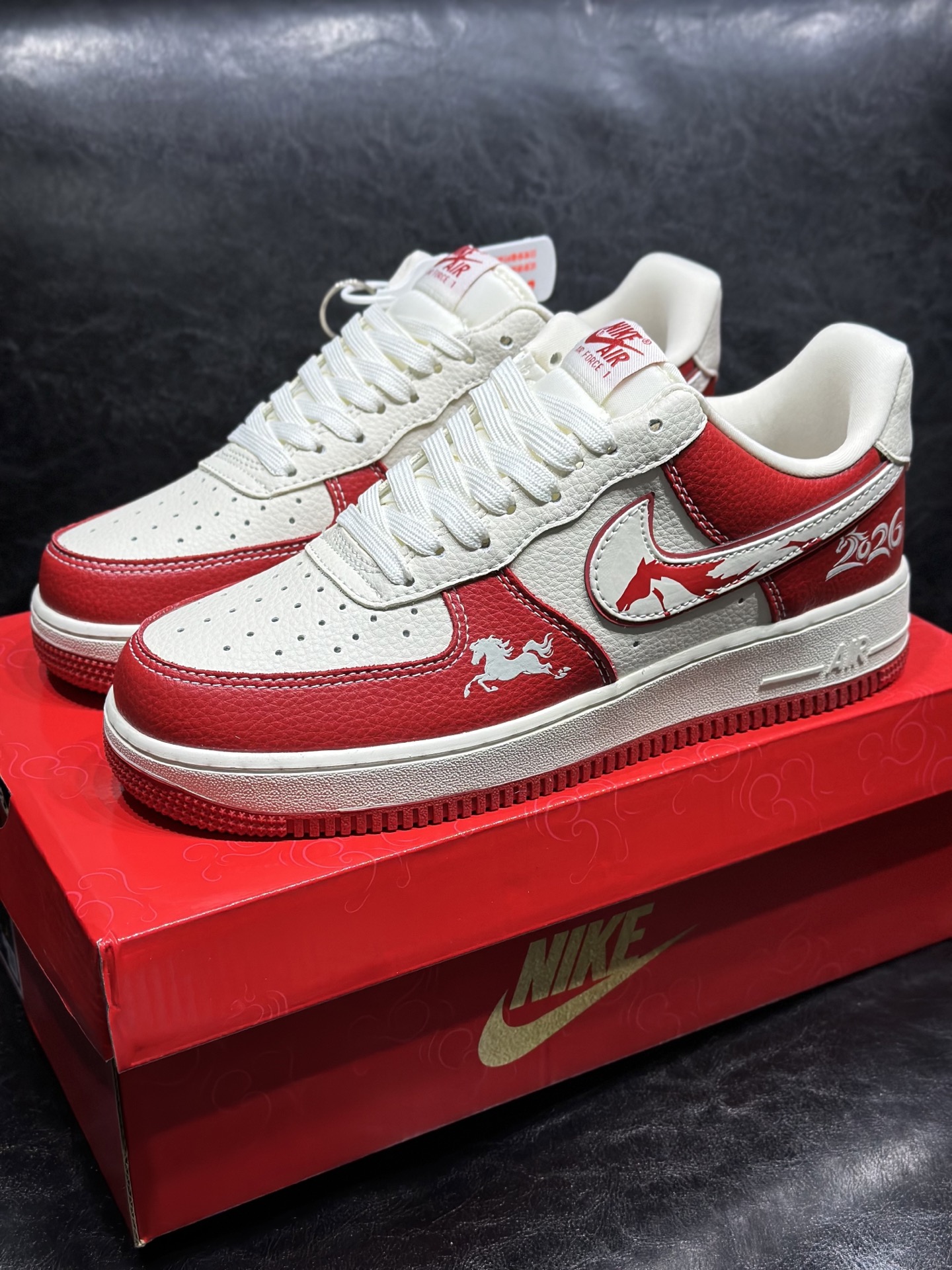 NO:665121,Minutes in stock Nike Air Force 'Year Of The Horse' comfortable and versatile 'Year of the Horse' non-slip and wear-resistant low-cut sneakers for men and women, immediate success, welcoming the new year, limited edition, exclusive version distillation plus brings a better visual and foot feel experience. Pure original quality shipment from the factory, cleanliness, electric embroidery process, clean leather cutting without any burrs, perfect details, size 36 36.5 37.5 38 38.5 39 40 40.5 41 42 42.5 43 44 44.5 45,19860909分钟 现货 Nike 空军 “Year Of The Horse”舒适百搭 “马年” 防滑耐磨 低帮 板鞋 男女同款 马到功成 迎新 限定款 独家版型蒸餾加帶來的是更好的视觉和脚感体验 大厂纯原品质出货 清洁度 电绣工艺 皮料切割干净无任何毛边 细节完美 尺码36 36.5 37.5 38 38.5 39 40 40.5 41 42 42.5 43 44 44.5 45,,Men's shoes