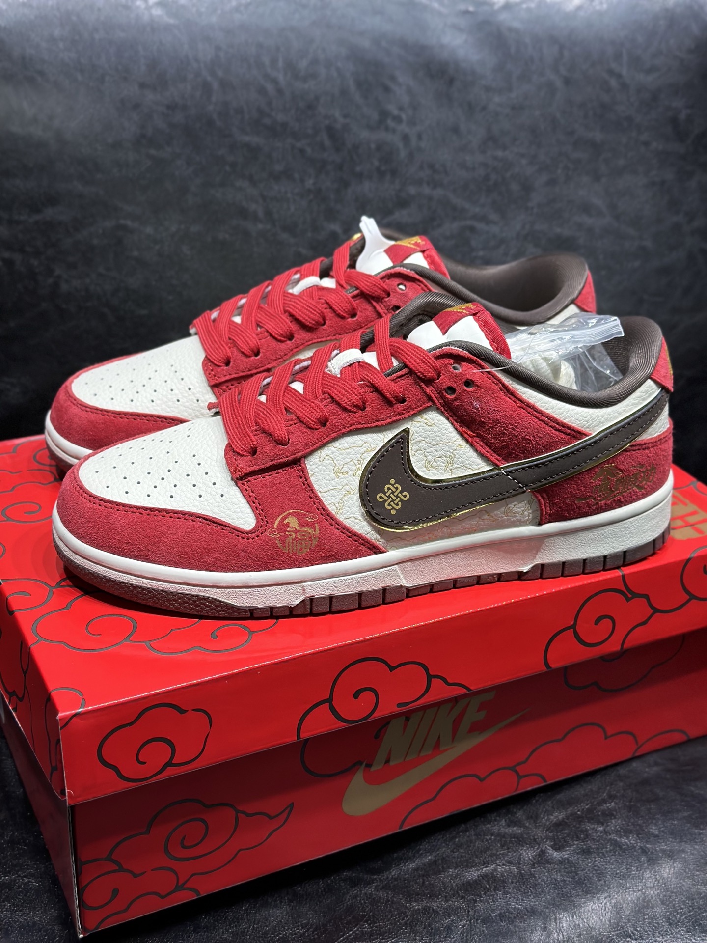 NO:665137,Minutes in stock Nike Dunk LOW CNY 'Year Of The Horse' Comfortable and versatile 'Year of the Horse' Non-slip and wear-resistant Low-top sneakers Same style for men and women Snake welcomes the new year Limited edition White and green exclusive version distillation brings a better visual and foot feeling experience Factory pure original quality shipment Cleanliness Electric embroidery process The leather is cut clean without any burrs Perfect details Size 36 36.5 37.5 38 38.5 39 40 40.5 41 42 42.5 43 44 44.5 45,19860909分钟 现货 Nike Dunk LOW CNY“Year Of The Horse”舒适百搭 “马年” 防滑耐磨 低帮 板鞋 男女同款 灵蛇迎新 限定款 白绿色独家版型蒸餾加帶來的是更好的视觉和脚感体验 大厂纯原品质出货 清洁度 电绣工艺 皮料切割干净无任何毛边 细节完美 尺码36 36.5 37.5 38 38.5 39 40 40.5 41 42 42.5 43 44 44.5 45,,Men's shoes