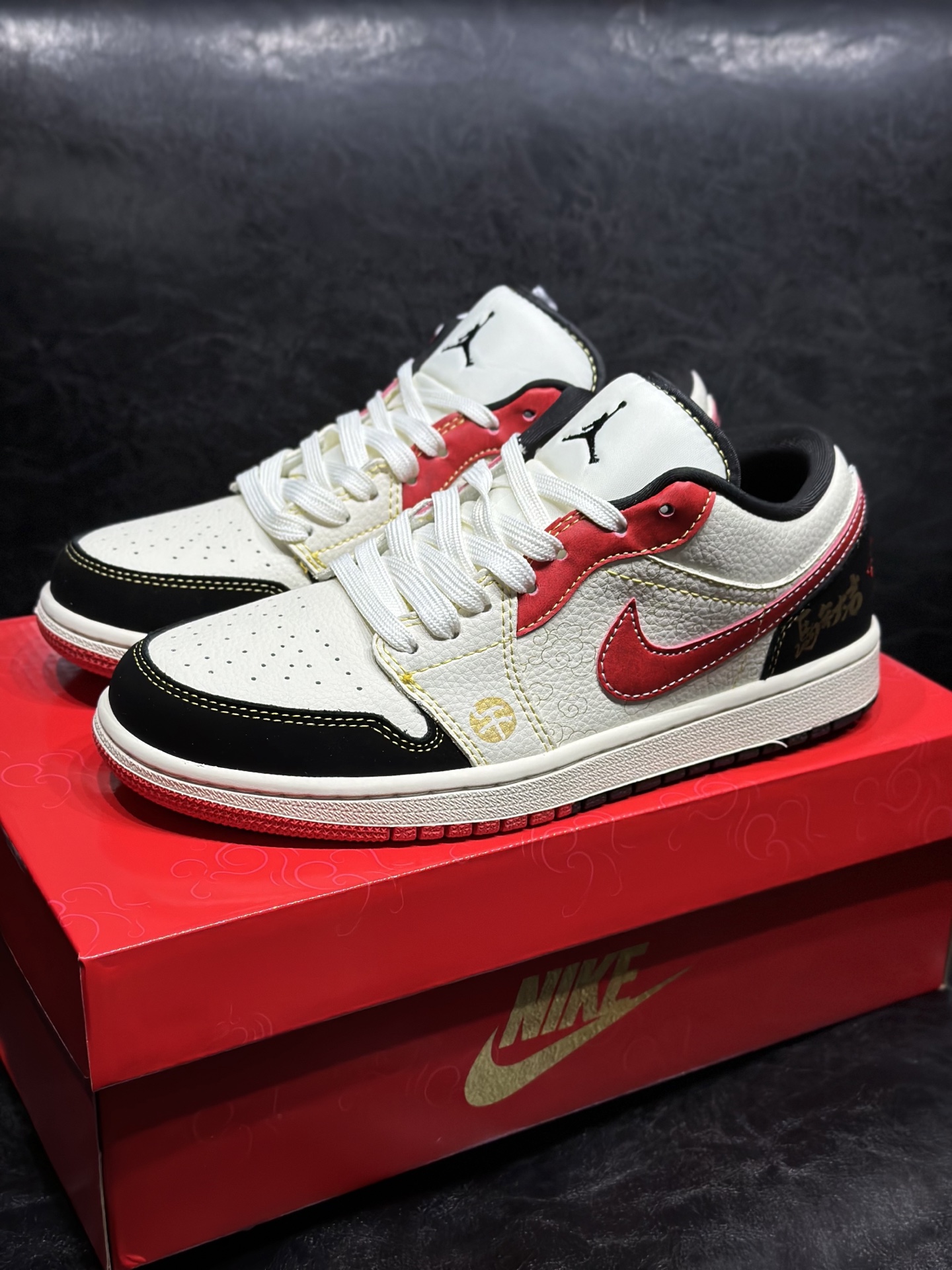 NO:665143,Minutes in stock Nike AJ Jordan 'Year Of The Horse' Comfortable and versatile 'Year of the Horse' Non-slip and wear-resistant Low-top sneakers Same style for men and women Instant success New arrival Limited edition Exclusive version distillation brings a better visual and foot feeling experience Factory pure original quality shipment Cleanliness Electric embroidery process The leather is cut clean without any burrs Perfect details Size 36 36.5 37.5 38 38.5 39 40 40.5 41 42 42.5 43 44 44.5 45,19860909分钟 现货 Nike AJ Jordan “Year Of The Horse”舒适百搭 “马年” 防滑耐磨 低帮 板鞋 男女同款 马到功成 迎新 限定款 独家版型蒸餾加帶來的是更好的视觉和脚感体验 大厂纯原品质出货 清洁度 电绣工艺 皮料切割干净无任何毛边 细节完美 尺码36 36.5 37.5 38 38.5 39 40 40.5 41 42 42.5 43 44 44.5 45,,Men's shoes