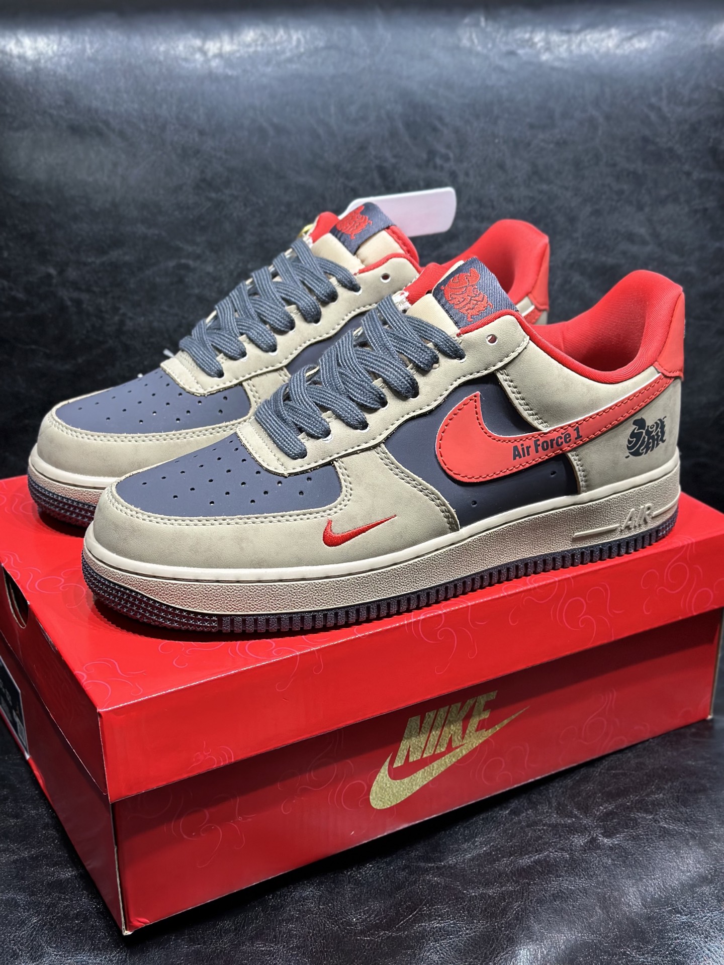 NO:665154,Minutes in stock Nike Air Force 'Year Of The Horse' comfortable and versatile 'Year of the Horse' non-slip and wear-resistant low-cut sneakers for men and women, immediate success, welcoming the new year, limited edition, exclusive version distillation plus brings a better visual and foot feel experience. Pure original quality shipment from the factory, cleanliness, electric embroidery process, clean leather cutting without any burrs, perfect details, size 36 36.5 37.5 38 38.5 39 40 40.5 41 42 42.5 43 44 44.5 45,19860909分钟 现货 Nike 空军 “Year Of The Horse”舒适百搭 “马年” 防滑耐磨 低帮 板鞋 男女同款 马到功成 迎新 限定款 独家版型蒸餾加帶來的是更好的视觉和脚感体验 大厂纯原品质出货 清洁度 电绣工艺 皮料切割干净无任何毛边 细节完美 尺码36 36.5 37.5 38 38.5 39 40 40.5 41 42 42.5 43 44 44.5 45,,Men's shoes