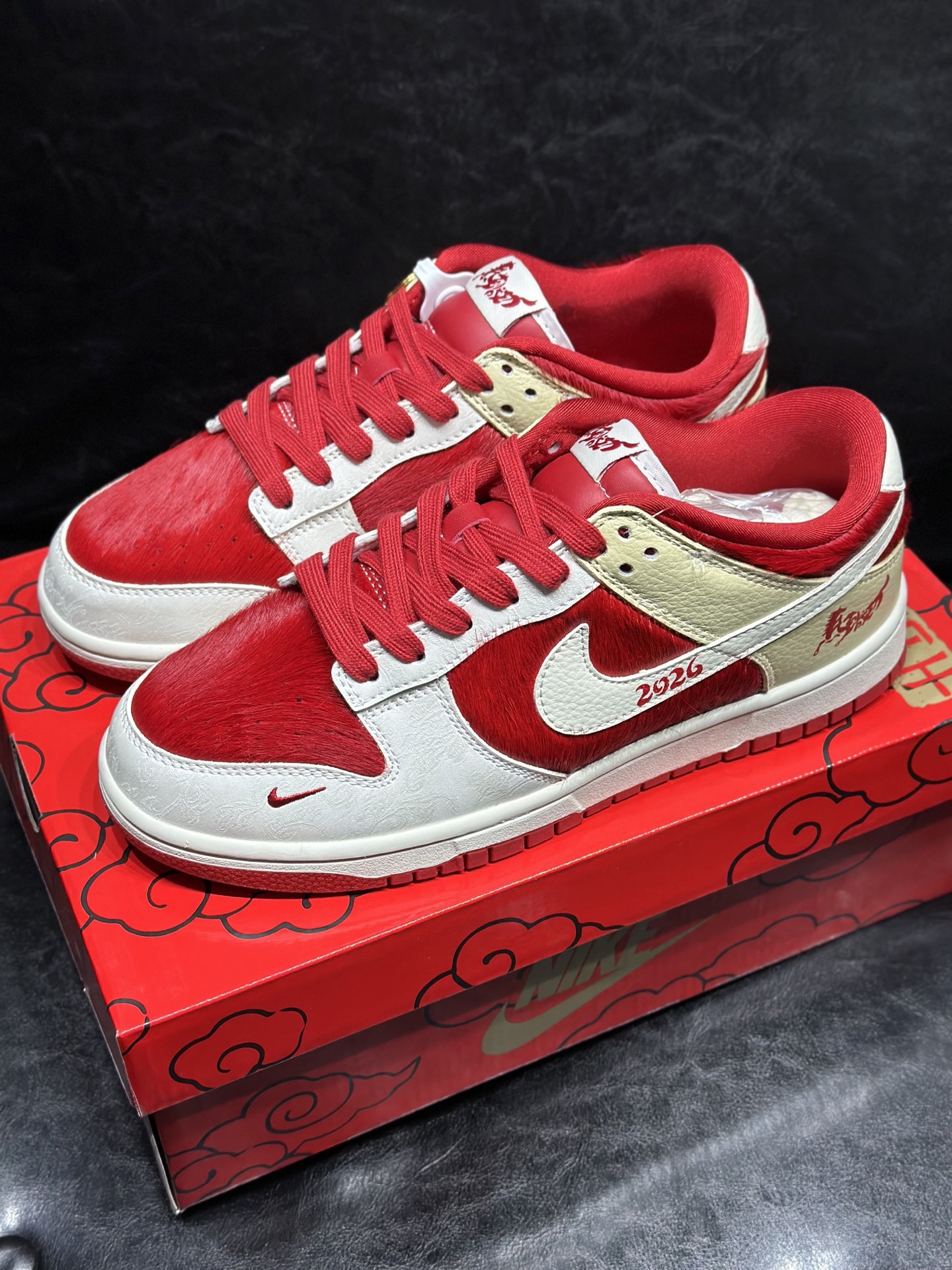 NO:704903,Ready stock Nike Dunk LOW 'Year Of The Horse' Comfortable and versatile 'Year of the Horse' Non-slip and wear-resistant Low-top sneakers Same style for men and women Instant success New arrival Limited edition Exclusive version distillation brings a better visual and foot feeling experience Factory pure original quality shipment Cleanliness Electric embroidery process The leather is cut clean without any burrs Perfect details Size 36 36.5 37.5 38 38.5 39 40 40.5 41 42 42.5 43 44 44.5 45,19860909现货 Nike Dunk LOW “Year Of The Horse”舒适百搭 “马年” 防滑耐磨 低帮 板鞋 男女同款 马到功成 迎新 限定款 独家版型蒸餾加帶來的是更好的视觉和脚感体验 大厂纯原品质出货 清洁度 电绣工艺 皮料切割干净无任何毛边 细节完美 尺码36 36.5 37.5 38 38.5 39 40 40.5 41 42 42.5 43 44 44.5 45,,Men's shoes