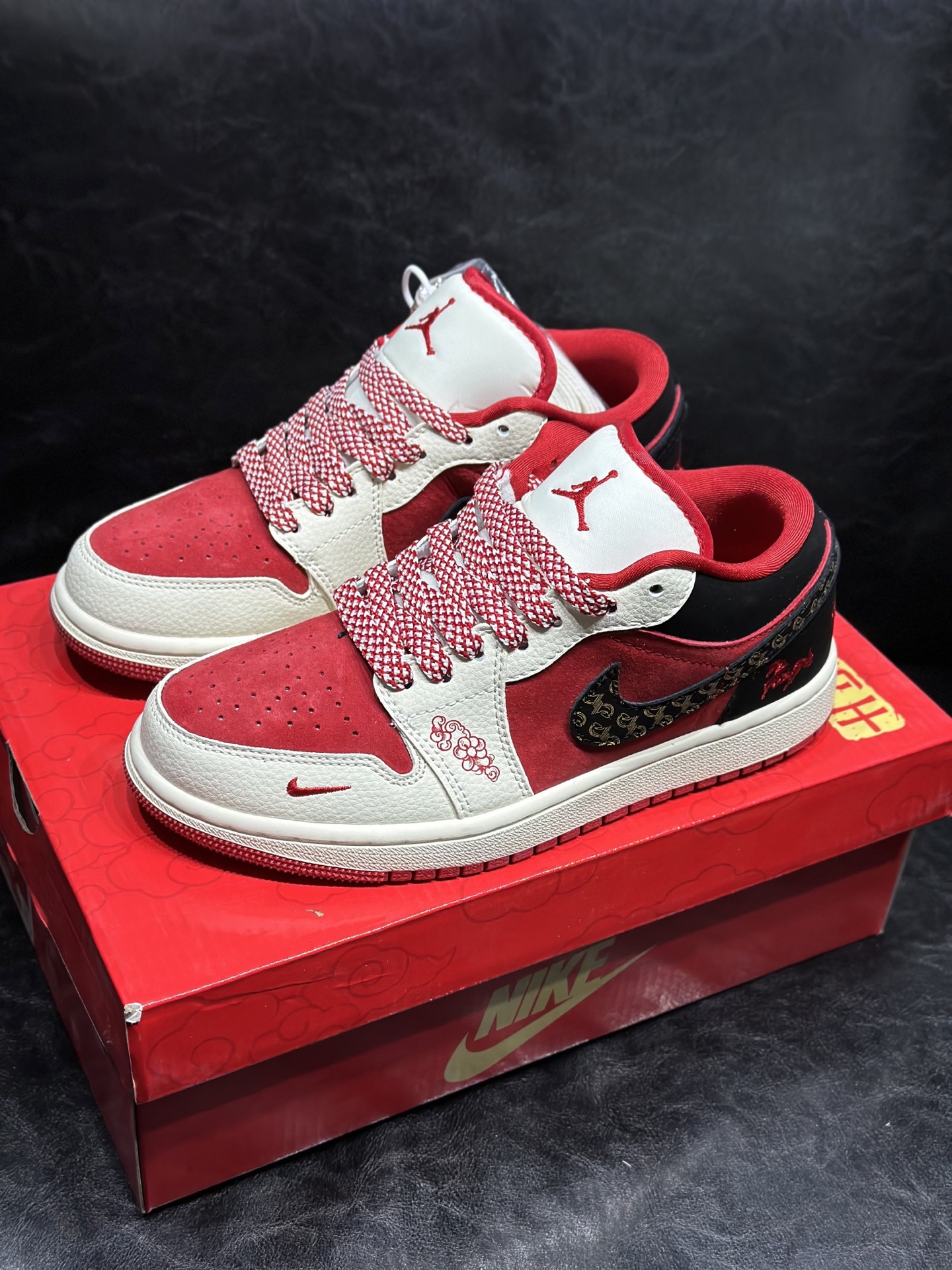 NO:729789,Ready stock Nike Dunk LOW 'Year Of The Horse' Comfortable and versatile 'Year of the Horse' Non-slip and wear-resistant Low-top sneakers Same style for men and women Instant success New arrival Limited edition Exclusive version distillation brings a better visual and foot feeling experience Factory pure original quality shipment Cleanliness Electric embroidery process The leather is cut clean without any burrs Perfect details Size 36 36.5 37.5 38 38.5 39 40 40.5 41 42 42.5 43 44 44.5 45,19860909现货 Nike Dunk LOW “Year Of The Horse”舒适百搭 “马年” 防滑耐磨 低帮 板鞋 男女同款 马到功成 迎新 限定款 独家版型蒸餾加帶來的是更好的视觉和脚感体验 大厂纯原品质出货 清洁度 电绣工艺 皮料切割干净无任何毛边 细节完美 尺码36 36.5 37.5 38 38.5 39 40 40.5 41 42 42.5 43 44 44.5 45,,Men's shoes