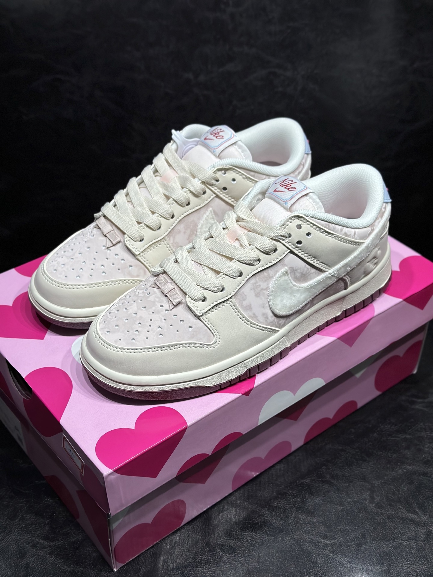 NO:730107,In stock, this pair of Nikes for Valentine's Day in the Year of the Horse is really a small blessing in winter!  The moment I unboxed it, I was impressed by the details - the Tianma Xiangyun pattern on the side is a three-dimensional embroidery, and it has a clear texture to the touch. The milky white and khaki are paired with olive green suede hooks, which are retro and gentle. The faintly glowing 'horse' wordmark on the tongue even shimmers when turned at an angle. The matching properties are really strong, and it looks great with jeans or a winter plaid jacket, especially the dark red outline on the side, which is low-key and atmospheric for New Year wear.  Size 36 36.5 37.5 38 38.5 39 40 40.5 41.5 42 42.5 43 44 44.5 45,,jeans,jackets & coats,chamois leather19860909现货 这双Nike马年情人节 真是冬天里的一份小确幸！拆箱那刻就被细节打动了——侧面的天马祥云纹是立体刺绣,手摸上去有清晰的纹理感.奶白、卡其配上橄榄绿的麂皮钩子,复古又温柔,鞋舌上那个隐隐发光的“马”字标,转个角度还泛着细闪. 搭配属性真的强,配牛仔裤或者冬季格子外套都很出片,尤其是侧边那抹暗红色勾边,过年穿低调又有氛围. 尺码36 36.5 37.5 38 38.5 39 40 40.5 41.5 42 42.5 43 44 44.5 45,,jeans,jackets & coats,chamois leather,Men's shoes