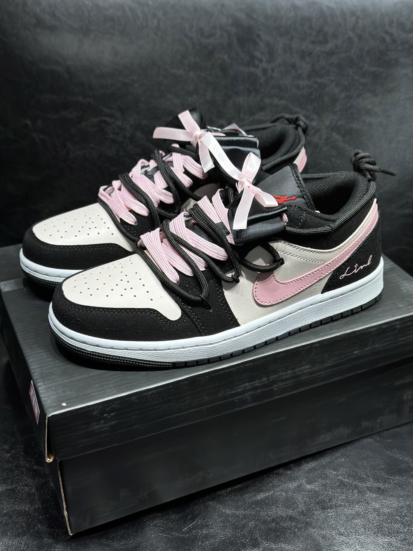 NO:781792,Ready stock company-level Air 1 Low OG 1 Joe customized low-top. The only exclusive top-layer leather on the market. Original shoe development. Original leather. Original punched toe. Correct full-rubber insole. Four-thread upper. Original woven label. High-elastic sponge filling on the tongue. Synchronized official color matching. Upgraded original last file data to develop paper last. Use the same source of Nappa top-layer leather upper material. New bottom mold perfect appearance cleanliness and spray paint effect.  Size: 36 36.5 37.5 38 38.5 39 40,19860909现货 公司级 Air 1 Low OG 1乔定制低帮 市场唯一独家头层皮打造 原鞋原档案开发 原厂皮料 原档冲孔鞋头 正确满胶鞋垫 四线拉帮 原厂织唛标 鞋舌高弹海绵填充 同步官方配色 升级原楦原档案数据开发纸版楦型 采用同源纳帕头层皮革鞋面材质 全新底模完美品相清洁度及喷漆效果 尺码:36 36.5 37.5 38 38.5 39 40,,Men's shoes