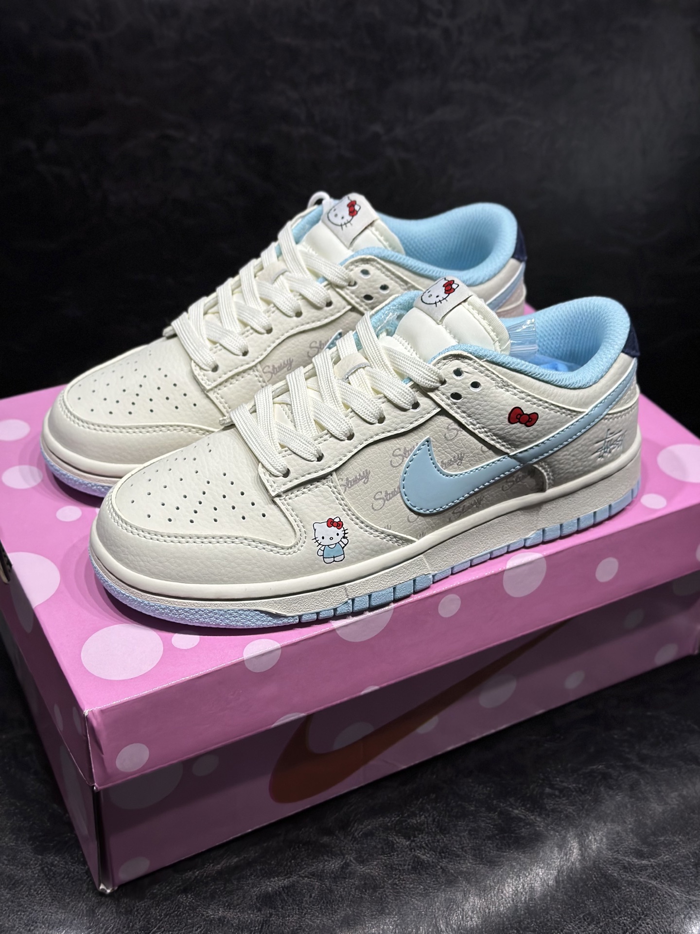 NO:854020,Ready-stocked Nike Dunk limited-edition sweet and cool sneakers, 'Nutty Sweet Crit' Hello Kitty  This spring and summer, use this pair of fairy sneakers to unlock your exclusive sweet and cool style ceiling. Size 36 36.5 37.5 38 38.5 39 40 40.5 41.5 42 42.5 43,,stuart weitzman19860909现货 Nike Dunk 限定甜酷板鞋,'奶甜暴击'Hello Kitty × Stüssy 奶米底色铺满低调Stüssy满印暗纹,冰蓝Swoosh+鞋边清新又治愈,Hello Kitty软萌小印花+俏皮红蝴蝶结点缀,鞋侧手写潮牌签名直接拉满专属潮流辨识度把温柔海风穿在脚上,每一步都踩着少女的浪漫与潮流腔调 这个春夏,用这双神仙板鞋 解锁你的专属甜酷穿搭天花板 尺码36 36.5 37.5 38 38.5 39 40 40.5 41.5 42 42.5 43,,stuart weitzman,Men's shoes