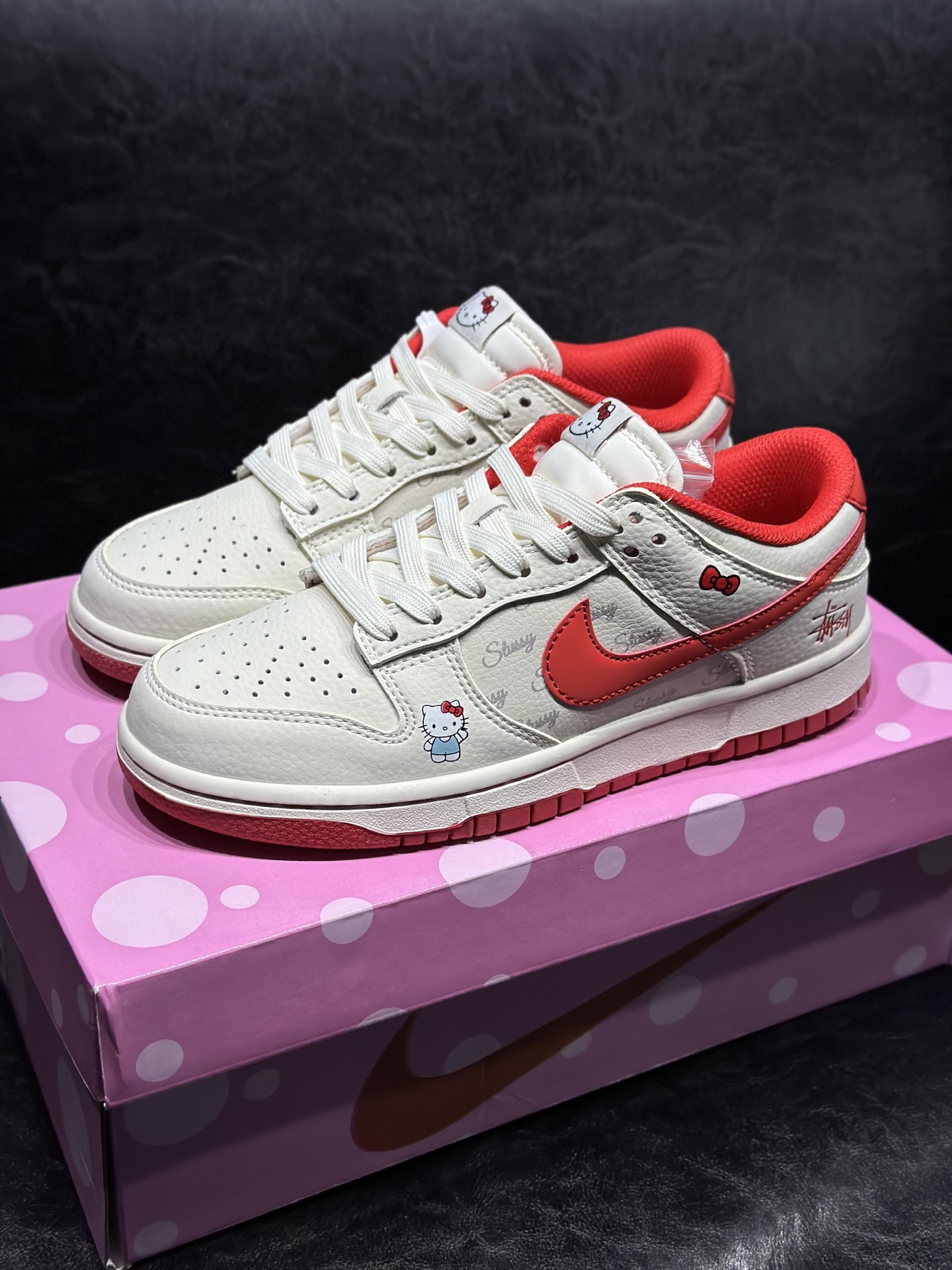 NO:854030,Now in stock, Nike Dunk limited-edition sweet and cool sneakers, 'Nutty Sweet Crit' Hello Kitty  This spring and summer, use this pair of fairy sneakers to unlock your exclusive sweet and cool style ceiling. Size 36 36.5 37.5 38 38.5 39 40 40.5 41.5 42 42.5 43,,stuart weitzman19860909现现货 Nike Dunk 限定甜酷板鞋,'奶甜暴击'Hello Kitty × Stüssy 奶米底色铺满低调Stüssy满印暗纹,冰蓝Swoosh+鞋边清新又治愈,Hello Kitty软萌小印花+俏皮红蝴蝶结点缀,鞋侧手写潮牌签名直接拉满专属潮流辨识度把温柔海风穿在脚上,每一步都踩着少女的浪漫与潮流腔调 这个春夏,用这双神仙板鞋 解锁你的专属甜酷穿搭天花板 尺码36 36.5 37.5 38 38.5 39 40 40.5 41.5 42 42.5 43,,stuart weitzman,Men's shoes