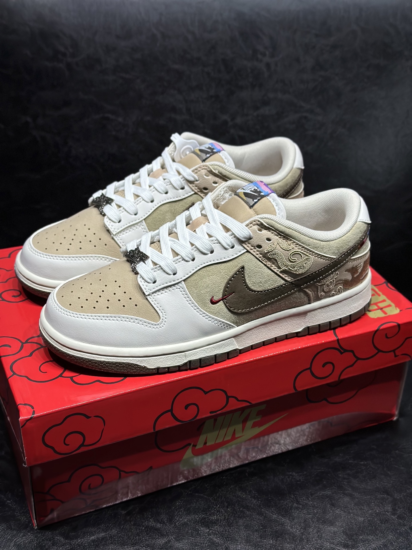 NO:854105,In stock, I got this pair of Nike Year of the Horse Dunks, a small blessing!  The moment I unboxed it, I was impressed by the details - the Tianma Xiangyun pattern on the side is a three-dimensional embroidery, and it has a clear texture to the touch. The milky white and khaki are paired with olive green suede hooks, which are retro and gentle. The faintly glowing 'horse' wordmark on the tongue even shimmers when turned at an angle. The matching properties are really strong, and it looks great with jeans or a winter plaid jacket, especially the dark red outline on the side, which is low-key and atmospheric for New Year wear.  Which pair of New Year boots did you buy this year?  Size 36 36.5 37.5 38 38.5 39 40 40.5 41.5 42 42.5 43 44 44.5 45,,boots,jeans,jackets & coats,chamois leather19860909现货 这双Nike马年Dunk到手,一份小确幸！拆箱那刻就被细节打动了——侧面的天马祥云纹是立体刺绣,手摸上去有清晰的纹理感.奶白、卡其配上橄榄绿的麂皮钩子,复古又温柔,鞋舌上那个隐隐发光的“马”字标,转个角度还泛着细闪. 搭配属性真的强,配牛仔裤或者冬季格子外套都很出片,尤其是侧边那抹暗红色勾边,过年穿低调又有氛围. 你们今年入手了哪双新年战靴呀？ 尺码36 36.5 37.5 38 38.5 39 40 40.5 41.5 42 42.5 43 44 44.5 45,,boots,jeans,jackets & coats,chamois leather,Men's shoes