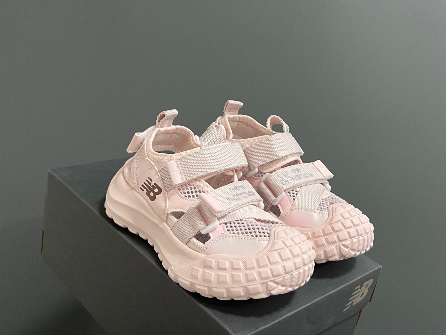 图片[6]-NB新款包头镂空网面儿童凉鞋 尺码：26-37码 轮胎底系列真的超好穿✌🏻 包头镂空网面☁️ 魔术贴设计，穿脱超-选品中心