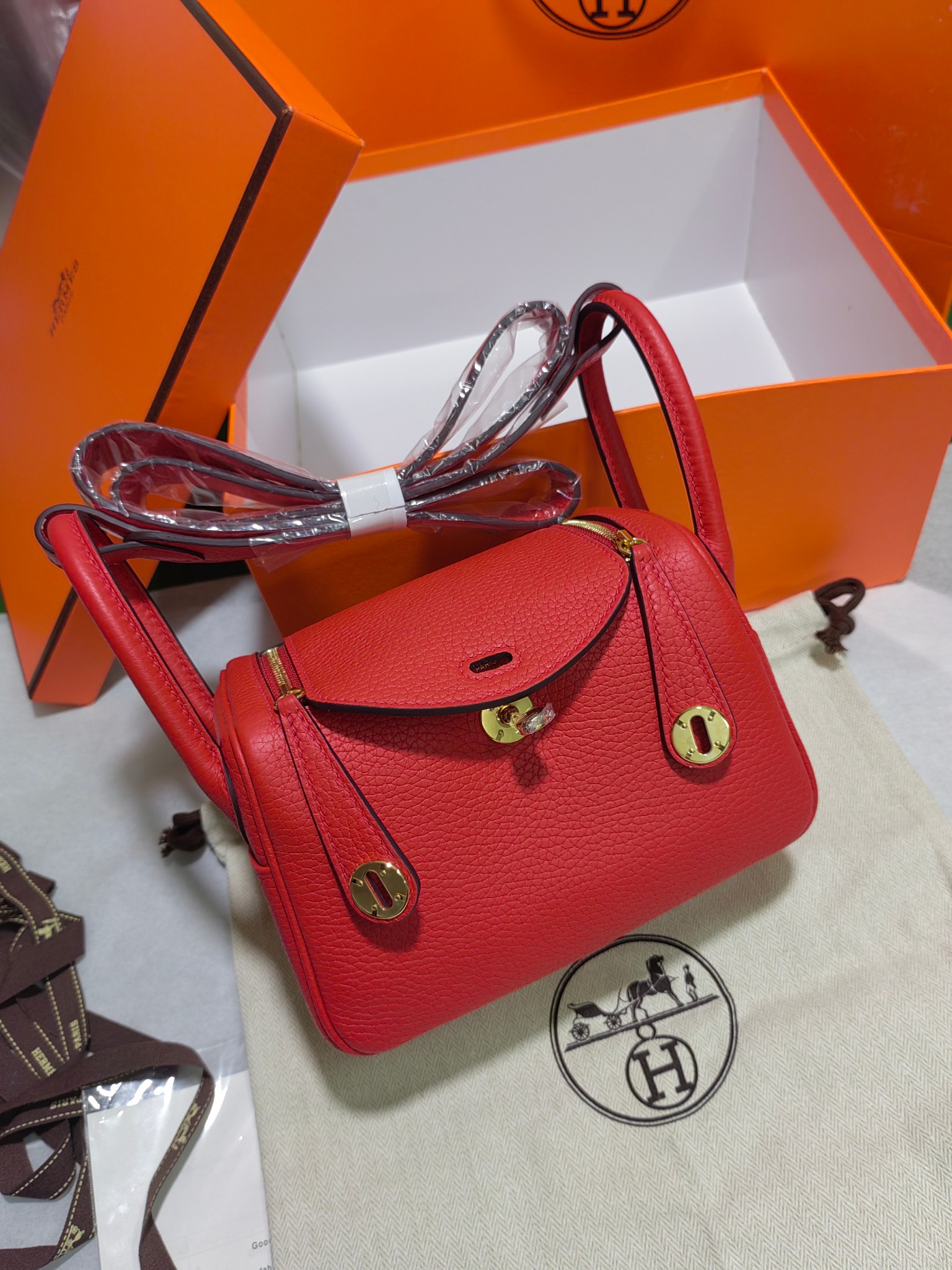 Hermes Lindy Bolsos cruzados y bandoleras Rojo Hombres Hardware de oro Taurillon Mini