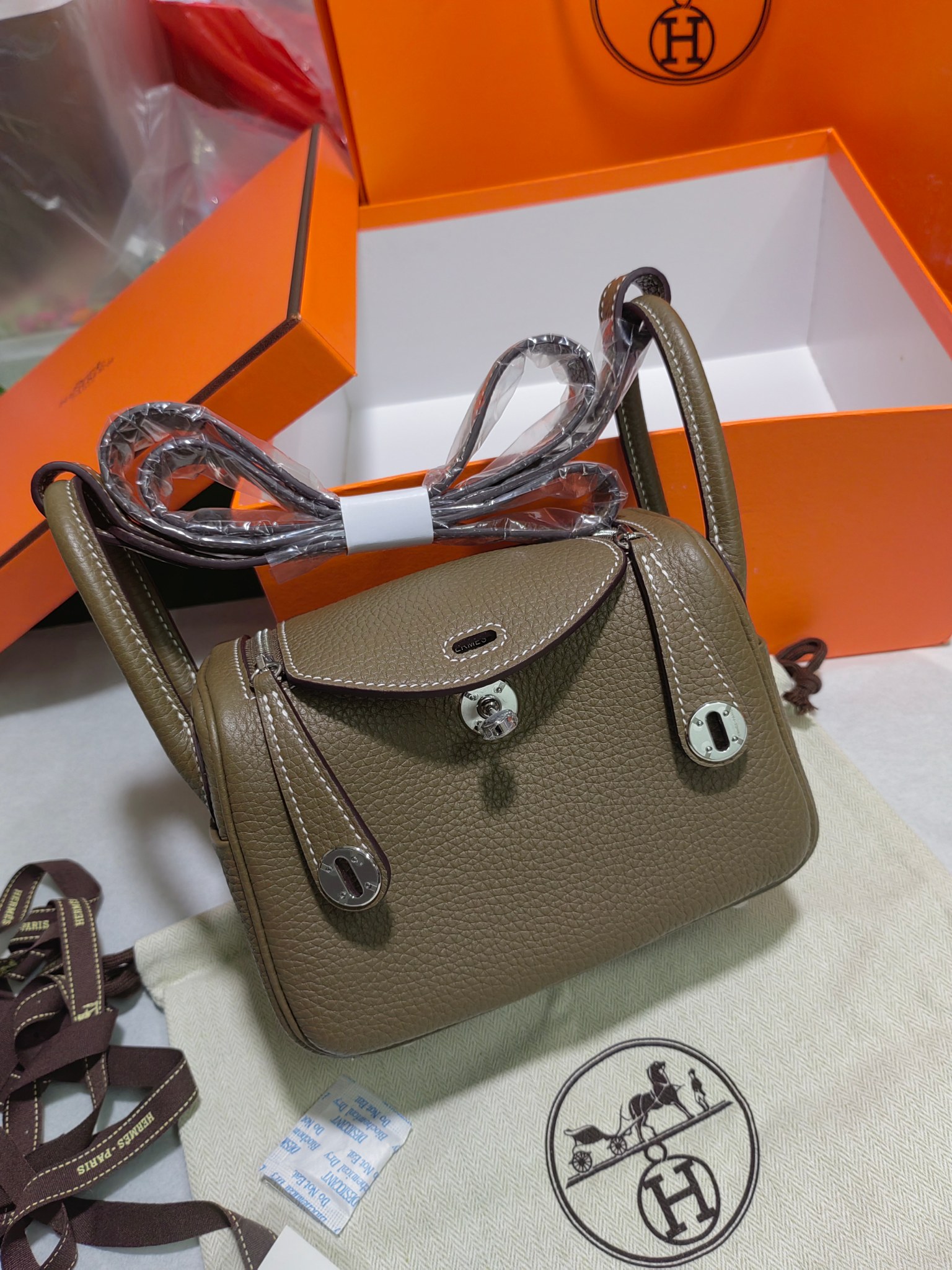 Hermes Lindy Bolsos cruzados y bandoleras Ceniza de elefante Gris Hombres Hardware plateado Taurillon Mini