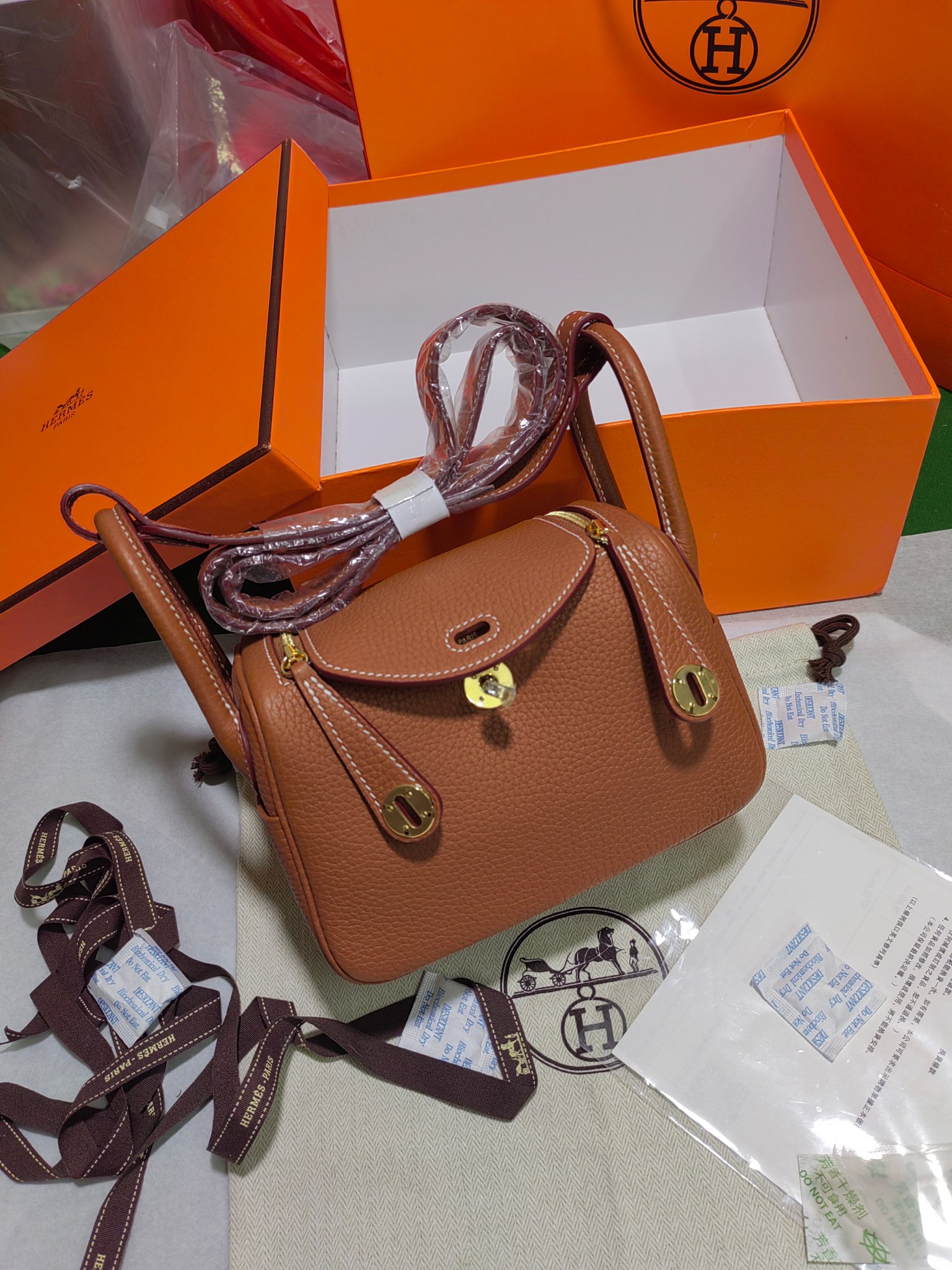 Hermes Lindy Bolsos cruzados y bandoleras Marrón Color café Hombres Hardware de oro Taurillon Mini