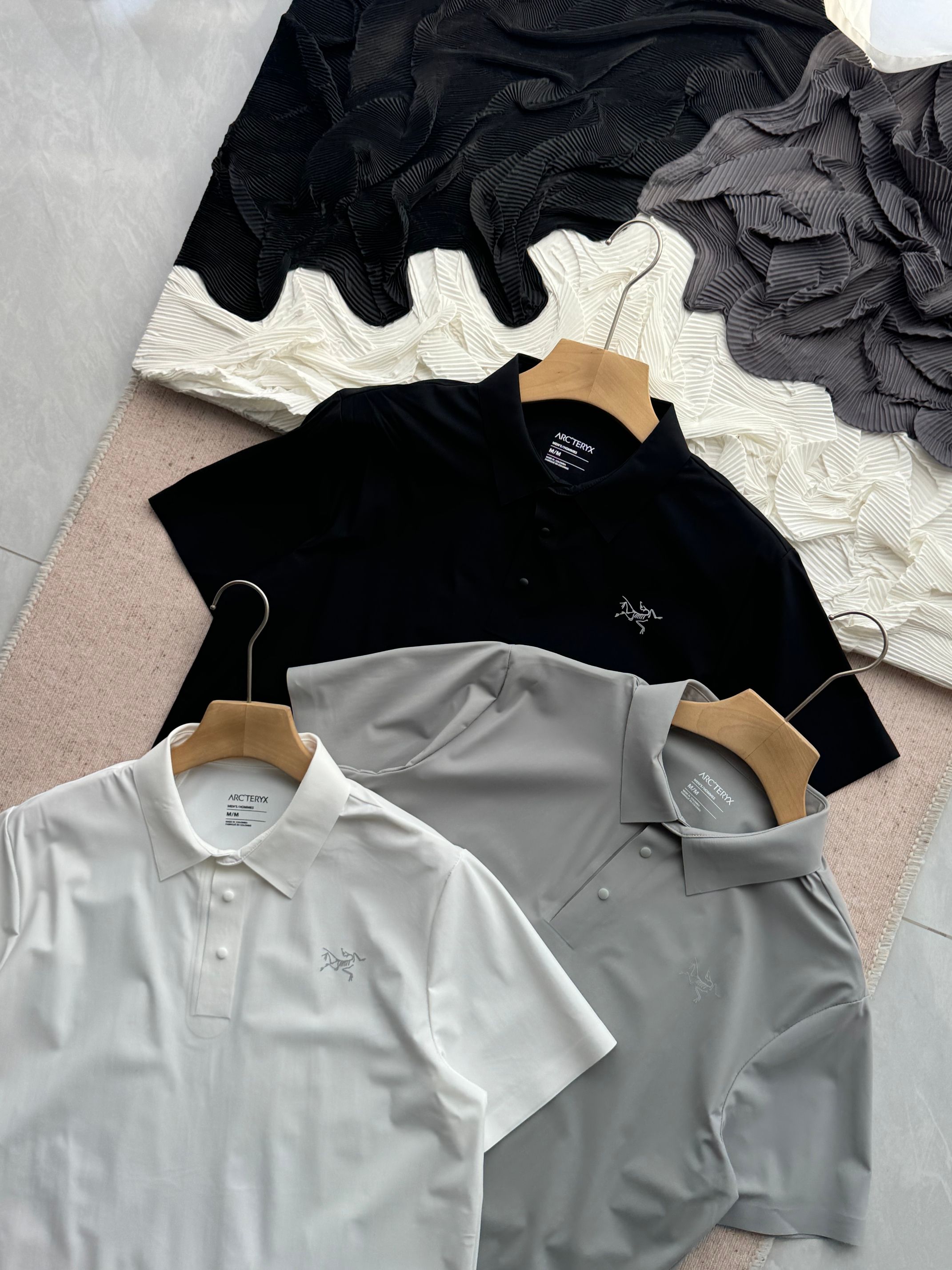 💰75
始祖鸟全压胶冰爽透气休闲商务短袖POLO衫无痕翻领T恤

面料绝对市场独有功能就是冰感。超强吸湿排汗功能，那更加必须面料亲肤舒爽，不沾身不粘腻，排汗吸湿，采用了小翻领加门襟排扣的设计。运动且商务，高温热烫印的工艺加特logo交标不易脱落，既有谨慎的精英范，又有例如阳光的运动感，轻薄透气，抗皱免烫，始于春夏穿着的一款。采用高品质，轻薄梭织面料。搭配透气冲孔设计，散热十分出色。带出干爽。舒适的夏日上身效果。满足运动生活通勤场合穿搭。翻领polo灵魂点缀，不软塌，搭配门襟三粒纽扣闭合结合压胶门襟平滑贴合背部采用冲孔透气拼接。提升舒适透气性能，保持内部干爽。
颜色：白色  灰色  藏青
尺码：M-3XL