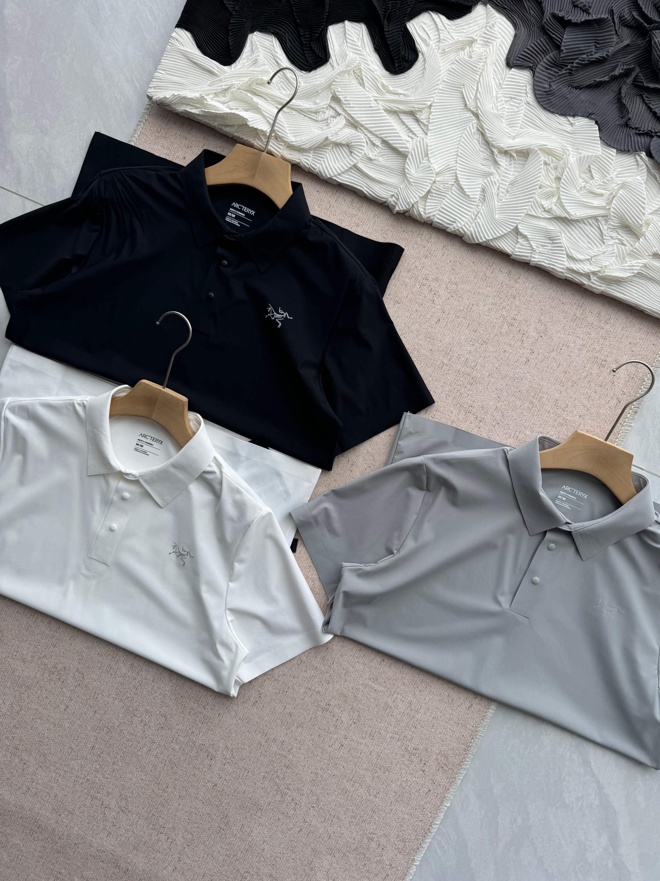 💰75
始祖鸟全压胶冰爽透气休闲商务短袖POLO衫无痕翻领T恤

面料绝对市场独有功能就是冰感。超强吸湿排汗功能，那更加必须面料亲肤舒爽，不沾身不粘腻，排汗吸湿，采用了小翻领加门襟排扣的设计。运动且商务，高温热烫印的工艺加特logo交标不易脱落，既有谨慎的精英范，又有例如阳光的运动感，轻薄透气，抗皱免烫，始于春夏穿着的一款。采用高品质，轻薄梭织面料。搭配透气冲孔设计，散热十分出色。带出干爽。舒适的夏日上身效果。满足运动生活通勤场合穿搭。翻领polo灵魂点缀，不软塌，搭配门襟三粒纽扣闭合结合压胶门襟平滑贴合背部采用冲孔透气拼接。提升舒适透气性能，保持内部干爽。
颜色：白色  灰色  藏青
尺码：M-3XL