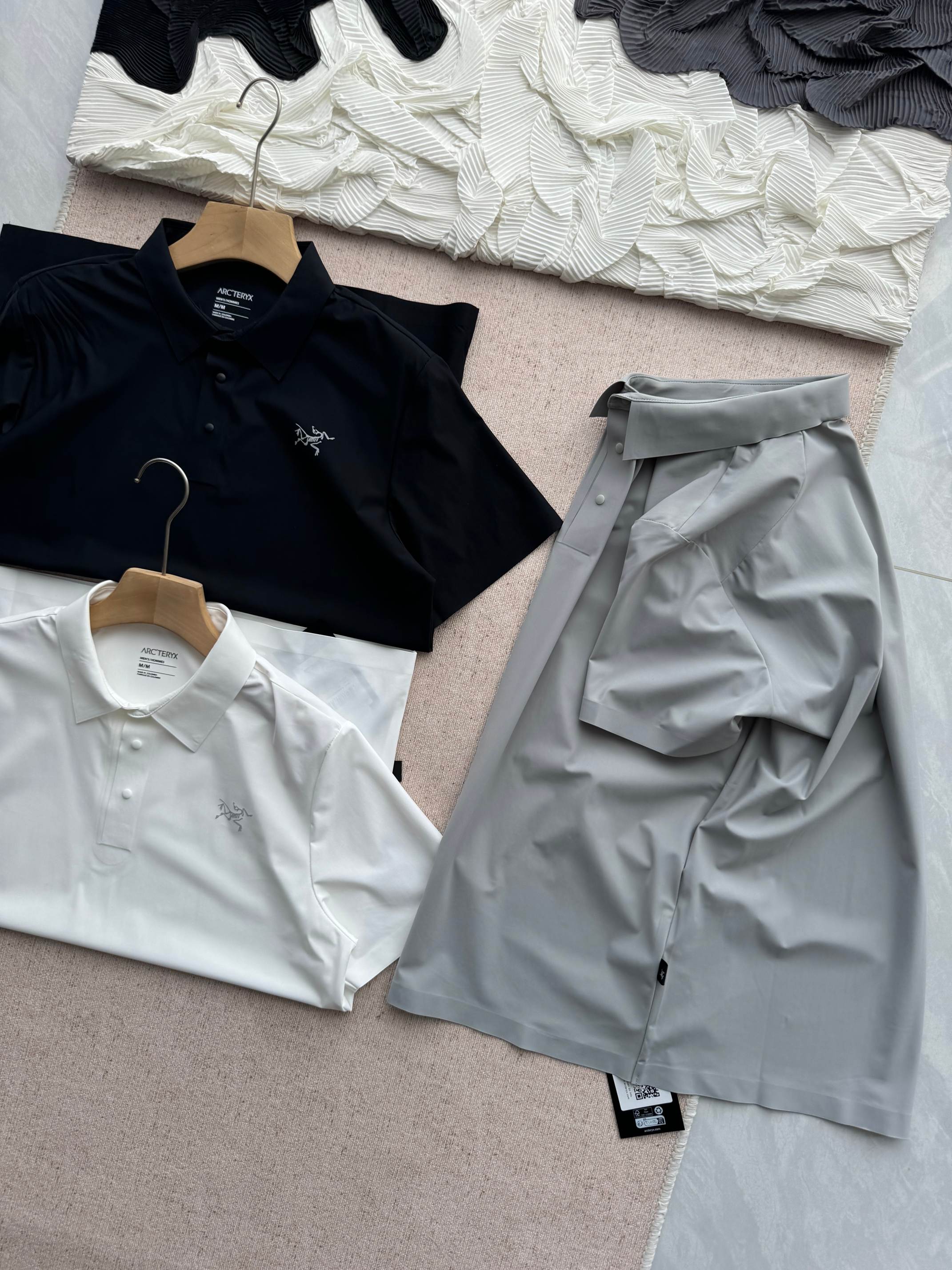 💰75
始祖鸟全压胶冰爽透气休闲商务短袖POLO衫无痕翻领T恤

面料绝对市场独有功能就是冰感。超强吸湿排汗功能，那更加必须面料亲肤舒爽，不沾身不粘腻，排汗吸湿，采用了小翻领加门襟排扣的设计。运动且商务，高温热烫印的工艺加特logo交标不易脱落，既有谨慎的精英范，又有例如阳光的运动感，轻薄透气，抗皱免烫，始于春夏穿着的一款。采用高品质，轻薄梭织面料。搭配透气冲孔设计，散热十分出色。带出干爽。舒适的夏日上身效果。满足运动生活通勤场合穿搭。翻领polo灵魂点缀，不软塌，搭配门襟三粒纽扣闭合结合压胶门襟平滑贴合背部采用冲孔透气拼接。提升舒适透气性能，保持内部干爽。
颜色：白色  灰色  藏青
尺码：M-3XL