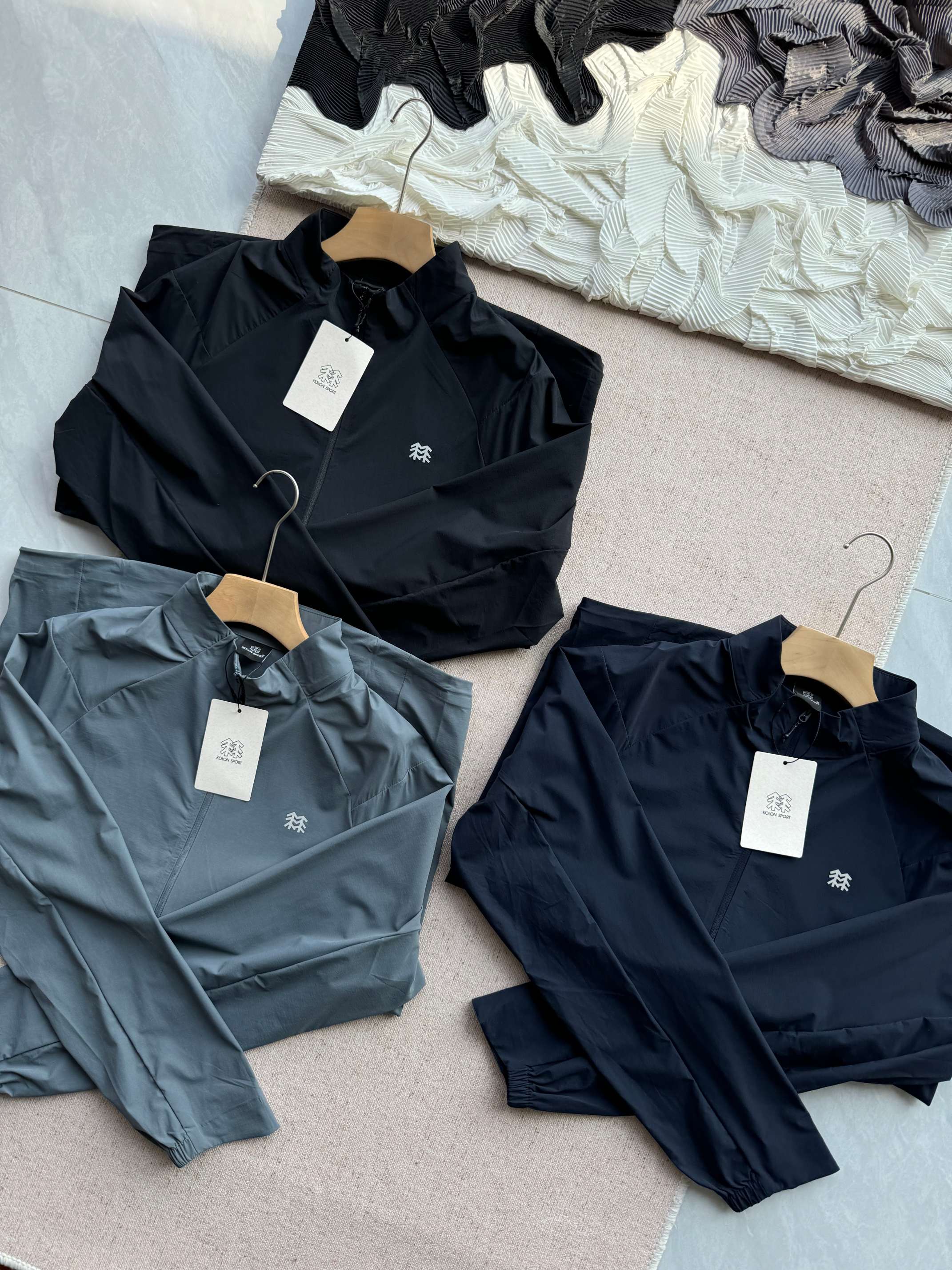 高标准选精品✨通版多擦亮👀区别市场垃级货💢同图不同价为版本不同  💰315 【高端货！真正的功能性防晒衣】KOLONSORT可隆针织夹克夏季立领外套X-COT凉感UPF180+男士防晒皮肤衣

面料全部采用高尔夫定制面料，轻质量感，挺阔有型，四面弹结构，同时具有接触凉感功能性。简约立领设计，舒适有型。前身拉链胸袋收纳设计，可放置随身卡片小球等物品。后双肩通道拉伸系统，在转体大运动时提供活动空间。双腰侧冲孔设计细节，散热透气，给予舒适穿着体感
会呼吸的好面料!既能遮挡阳光!
还拥有冰冰凉凉的穿着体验!
它的版型跟面料决定了他的不同。
【强韧耐磨]+【轻便弹力]+【速干透气]
进阶的面料与剪裁工艺
带来舒适性、耐用性与时尚感的完美兼容衣服下摆、袖子部分采用立体多片式剪裁
版型是经过多次修改的很好驾驭
小D同款订单!夏季轻薄款冰感面料表面带有淡淡的光泽! 垂顺细腻!
爽滑透气不闷热夏天穿冰冰凉凉的别提有多舒适了!!!
四面弹力!
穿着不紧绷!运动不受限!!
拉链立领穿着更舒适
两侧拉链插袋 闭合简单胸口单侧拉链口袋实用且安全!!3D立体裁剪设计!
修饰形体线条感!上身更显干练与气质!
做工细节通通到位!

颜色：黑色 藏蓝色 灰绿色
尺码M-3XL