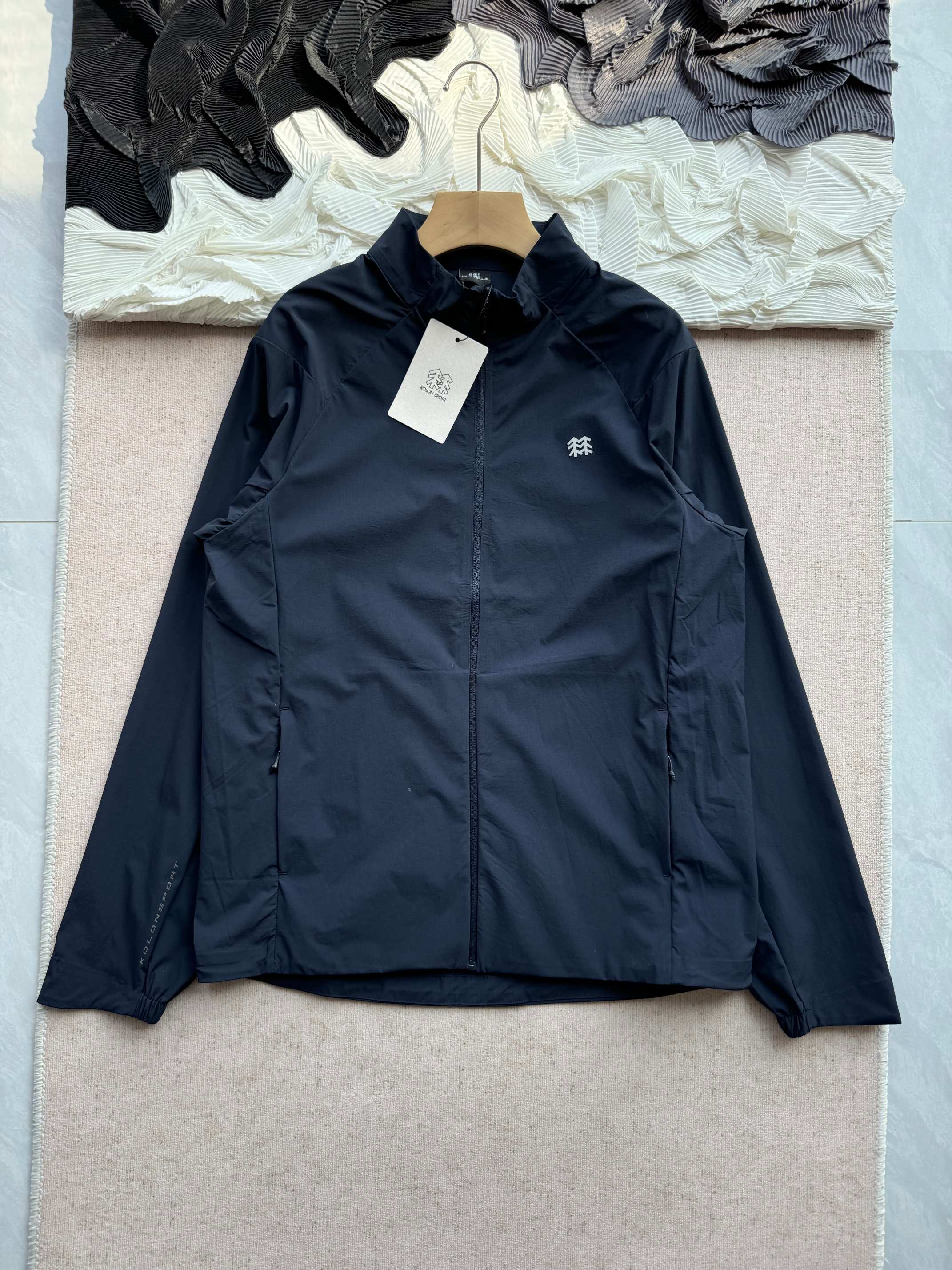 高标准选精品✨通版多擦亮👀区别市场垃级货💢同图不同价为版本不同  💰315 【高端货！真正的功能性防晒衣】KOLONSORT可隆针织夹克夏季立领外套X-COT凉感UPF180+男士防晒皮肤衣

面料全部采用高尔夫定制面料，轻质量感，挺阔有型，四面弹结构，同时具有接触凉感功能性。简约立领设计，舒适有型。前身拉链胸袋收纳设计，可放置随身卡片小球等物品。后双肩通道拉伸系统，在转体大运动时提供活动空间。双腰侧冲孔设计细节，散热透气，给予舒适穿着体感
会呼吸的好面料!既能遮挡阳光!
还拥有冰冰凉凉的穿着体验!
它的版型跟面料决定了他的不同。
【强韧耐磨]+【轻便弹力]+【速干透气]
进阶的面料与剪裁工艺
带来舒适性、耐用性与时尚感的完美兼容衣服下摆、袖子部分采用立体多片式剪裁
版型是经过多次修改的很好驾驭
小D同款订单!夏季轻薄款冰感面料表面带有淡淡的光泽! 垂顺细腻!
爽滑透气不闷热夏天穿冰冰凉凉的别提有多舒适了!!!
四面弹力!
穿着不紧绷!运动不受限!!
拉链立领穿着更舒适
两侧拉链插袋 闭合简单胸口单侧拉链口袋实用且安全!!3D立体裁剪设计!
修饰形体线条感!上身更显干练与气质!
做工细节通通到位!

颜色：黑色 藏蓝色 灰绿色
尺码M-3XL