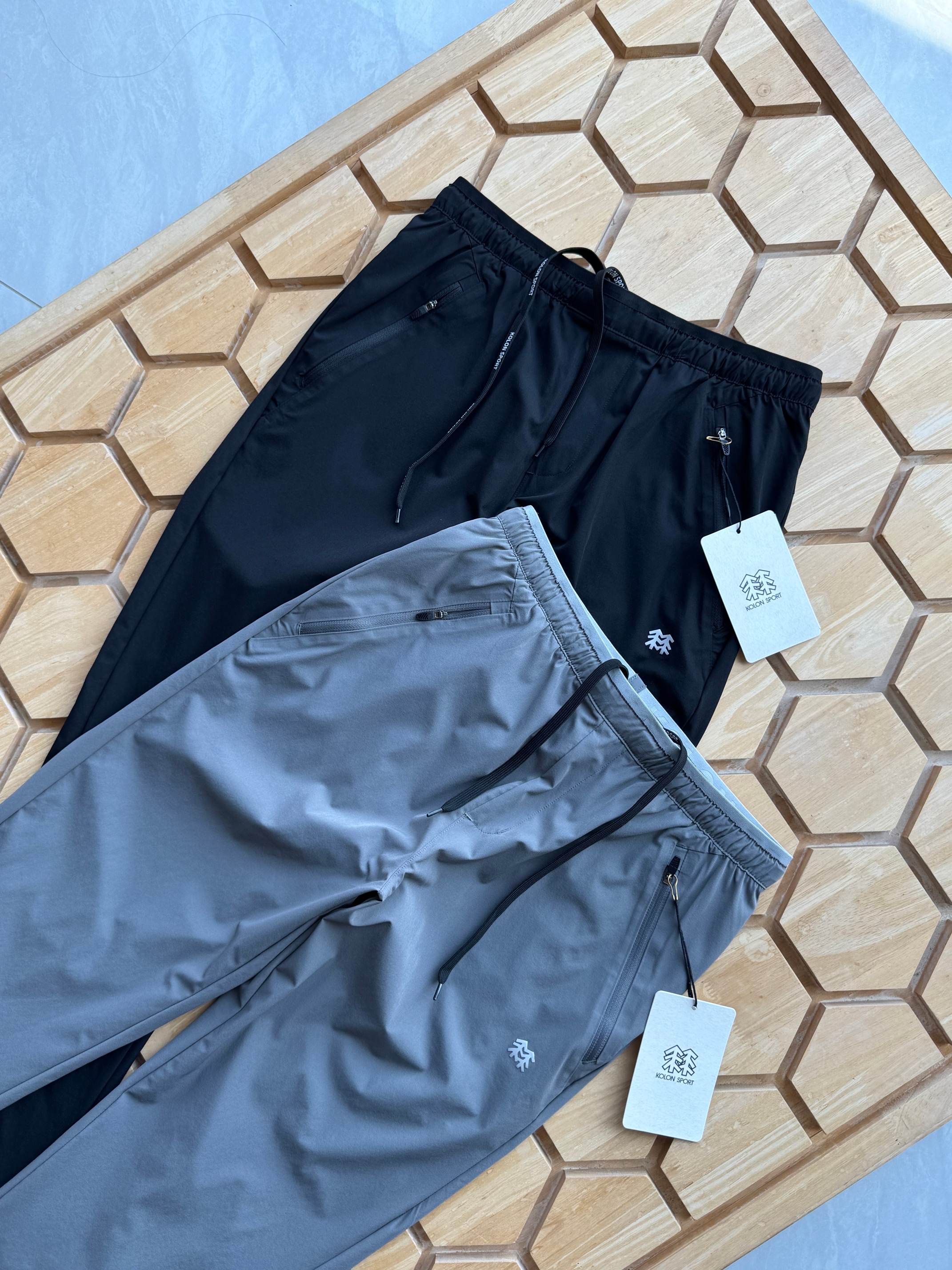 💰130
KOLON SPORT可隆男裤舒乐修身长裤防泼水透湿弹力户外运动裤

可隆小黑盒夏季超级新品
70D尼龙四面弹面料 90锦纶 10氨纶
3.5级防泼水 4级色牢度
拉链 橡筋 裤绳全定制logo 
前后4个无缝贴胶拉链口袋 
腰头弹力橡筋抽绳工艺 肚子大也不怕勒
原版0.5亮银厚版硅胶标识  
裤型板正 面料舒适 通勤百搭 休闲运动都可以兼顾
黑色   灰色
M～2XL     130～200斤.