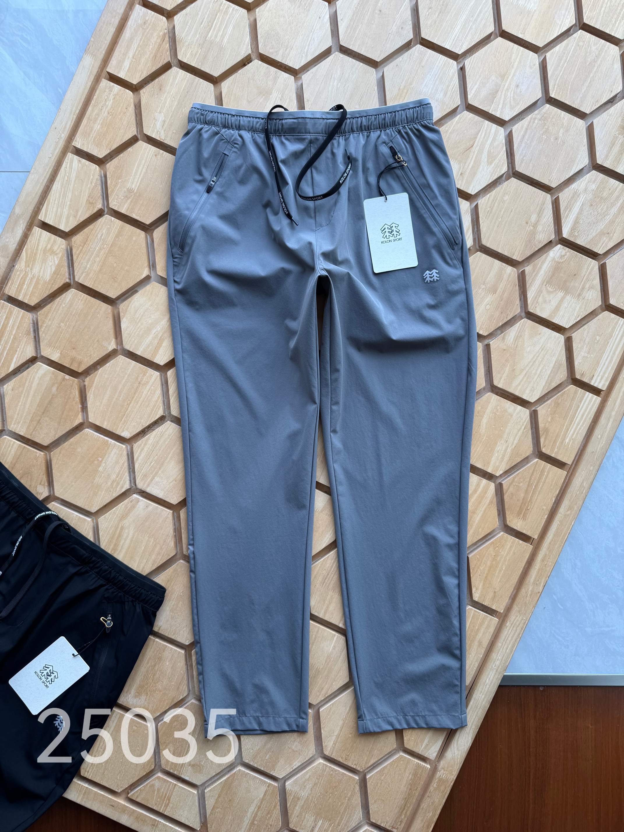💰130
KOLON SPORT可隆男裤舒乐修身长裤防泼水透湿弹力户外运动裤

可隆小黑盒夏季超级新品
70D尼龙四面弹面料 90锦纶 10氨纶
3.5级防泼水 4级色牢度
拉链 橡筋 裤绳全定制logo 
前后4个无缝贴胶拉链口袋 
腰头弹力橡筋抽绳工艺 肚子大也不怕勒
原版0.5亮银厚版硅胶标识  
裤型板正 面料舒适 通勤百搭 休闲运动都可以兼顾
黑色   灰色
M～2XL     130～200斤.