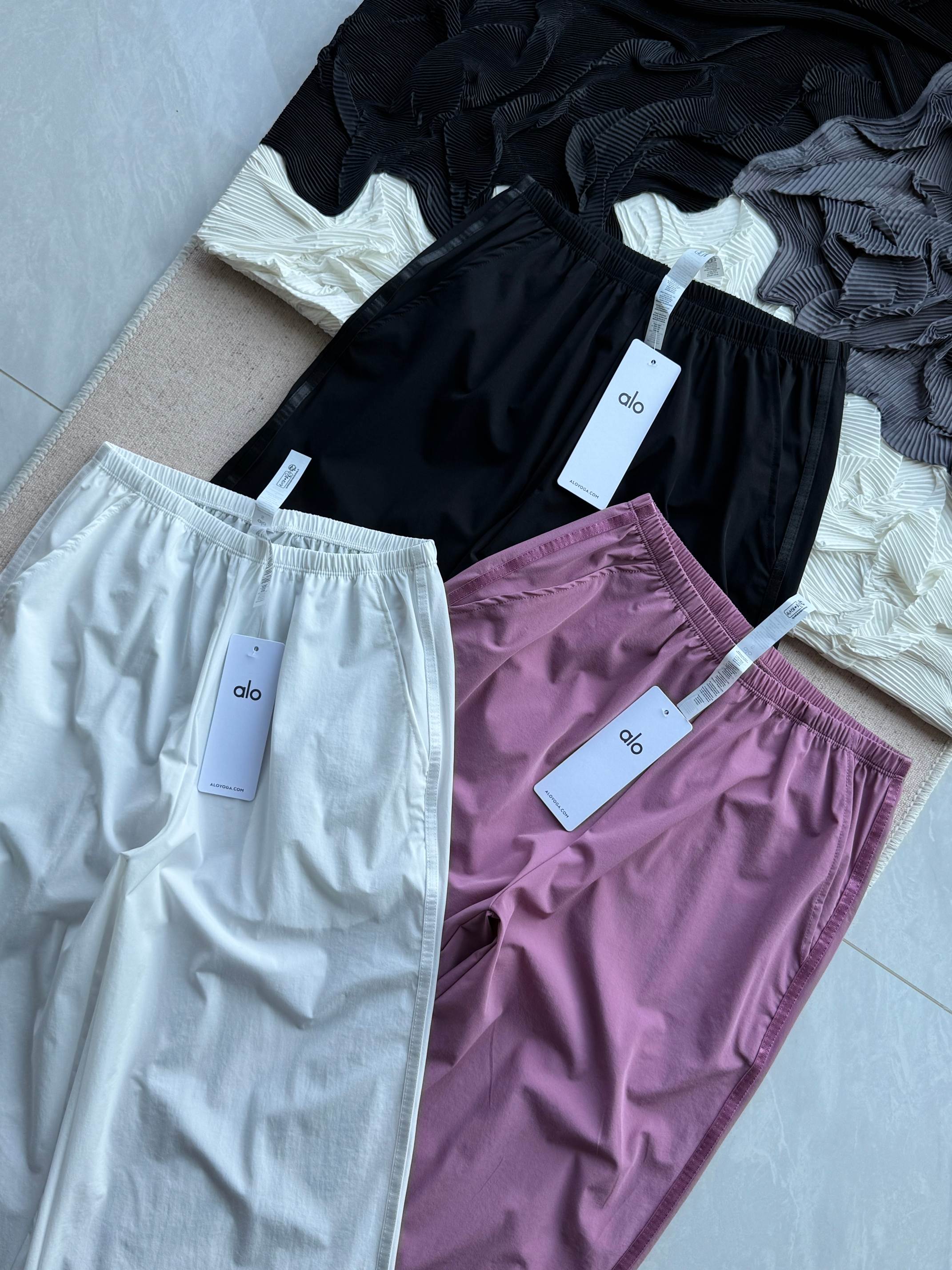 💰95
【alo Breezy Wide Leg Pant超薄阔腿直筒裤】
代购售价1000+软妹币!上身瞬间不一样!裸眼视觉比例炸裂!腿长两米既视感~短腿星人做梦都要笑醒了,怎么会有这么显瘦显腿长的阔腿裤hhh~阔而不肥,飒飒生风,Athleisure休闲感氛围拉满!可运动可通勤,立裁阔腿裤型完美遮胯提臀、修饰腿型,别管啥体型就闭眼冲不会错!
➡️ 加宽松紧腰头拉高腰线分界,及地/拖地裤长向下延伸纵向占比,视觉改变先天不足,腿长比例直接三七开!
裤管结构阔而有型不显肥,同时又很藏胯,不见假胯宽~不贴腿不显胯又很遮肉,蹲起跑动完全不会有约束感,灵活不紧绷~
两面插兜口袋,弹力腰口舒适不勒,关键在左右侧缝的位置有顺色织条加固,加强轮廓,塑形不过分软塌!
➡️ 86%聚酯纤维14%氨纶的超轻薄面料,凉快干爽‼️透光透气不透肉,轻薄如纸片,恍若无物!
无重量无压力无存在感,真的好像会呼吸一样~走动起来呼呼生风,凉快清爽自带新风系统!
梭织布面自带哑光微肌理感,触感柔软爽滑,薄薄一层像纸片一样,轻到像没穿,近乎裸感!
吸汗导湿,散热速干,轻盈干爽凉快不粘身,不贴腿不吸附,出汗量大也没有潮闷黏腻感!
✔️ 白色/薄雾粉/黑色
3色纯色系日常实穿度更高,通勤运动都能兼顾~并且你们搭针织背心都是有飒飒的the row气质的~
✅ 模特 身高 168cm/体重58kg 胸围 92cm/腰围 68cm/臀围 98cm 试穿S码
🔺alo Breezy Wide Leg Pant超薄阔腿直筒裤
✔️Size:S、M、L
臀围卡码选大
腰拉量足 腿围限制也不大