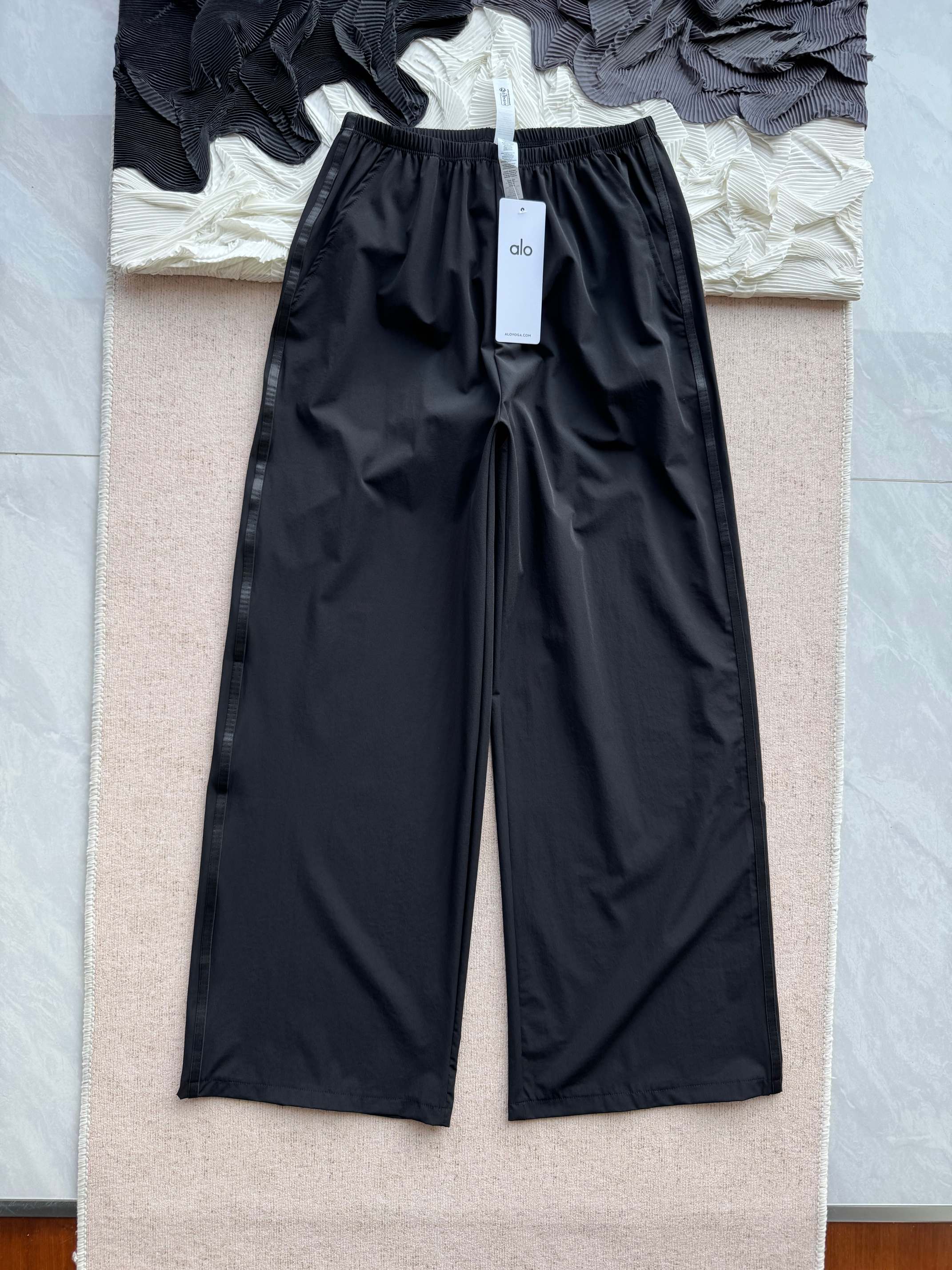 💰95
【alo Breezy Wide Leg Pant超薄阔腿直筒裤】
代购售价1000+软妹币!上身瞬间不一样!裸眼视觉比例炸裂!腿长两米既视感~短腿星人做梦都要笑醒了,怎么会有这么显瘦显腿长的阔腿裤hhh~阔而不肥,飒飒生风,Athleisure休闲感氛围拉满!可运动可通勤,立裁阔腿裤型完美遮胯提臀、修饰腿型,别管啥体型就闭眼冲不会错!
➡️ 加宽松紧腰头拉高腰线分界,及地/拖地裤长向下延伸纵向占比,视觉改变先天不足,腿长比例直接三七开!
裤管结构阔而有型不显肥,同时又很藏胯,不见假胯宽~不贴腿不显胯又很遮肉,蹲起跑动完全不会有约束感,灵活不紧绷~
两面插兜口袋,弹力腰口舒适不勒,关键在左右侧缝的位置有顺色织条加固,加强轮廓,塑形不过分软塌!
➡️ 86%聚酯纤维14%氨纶的超轻薄面料,凉快干爽‼️透光透气不透肉,轻薄如纸片,恍若无物!
无重量无压力无存在感,真的好像会呼吸一样~走动起来呼呼生风,凉快清爽自带新风系统!
梭织布面自带哑光微肌理感,触感柔软爽滑,薄薄一层像纸片一样,轻到像没穿,近乎裸感!
吸汗导湿,散热速干,轻盈干爽凉快不粘身,不贴腿不吸附,出汗量大也没有潮闷黏腻感!
✔️ 白色/薄雾粉/黑色
3色纯色系日常实穿度更高,通勤运动都能兼顾~并且你们搭针织背心都是有飒飒的the row气质的~
✅ 模特 身高 168cm/体重58kg 胸围 92cm/腰围 68cm/臀围 98cm 试穿S码
🔺alo Breezy Wide Leg Pant超薄阔腿直筒裤
✔️Size:S、M、L
臀围卡码选大
腰拉量足 腿围限制也不大