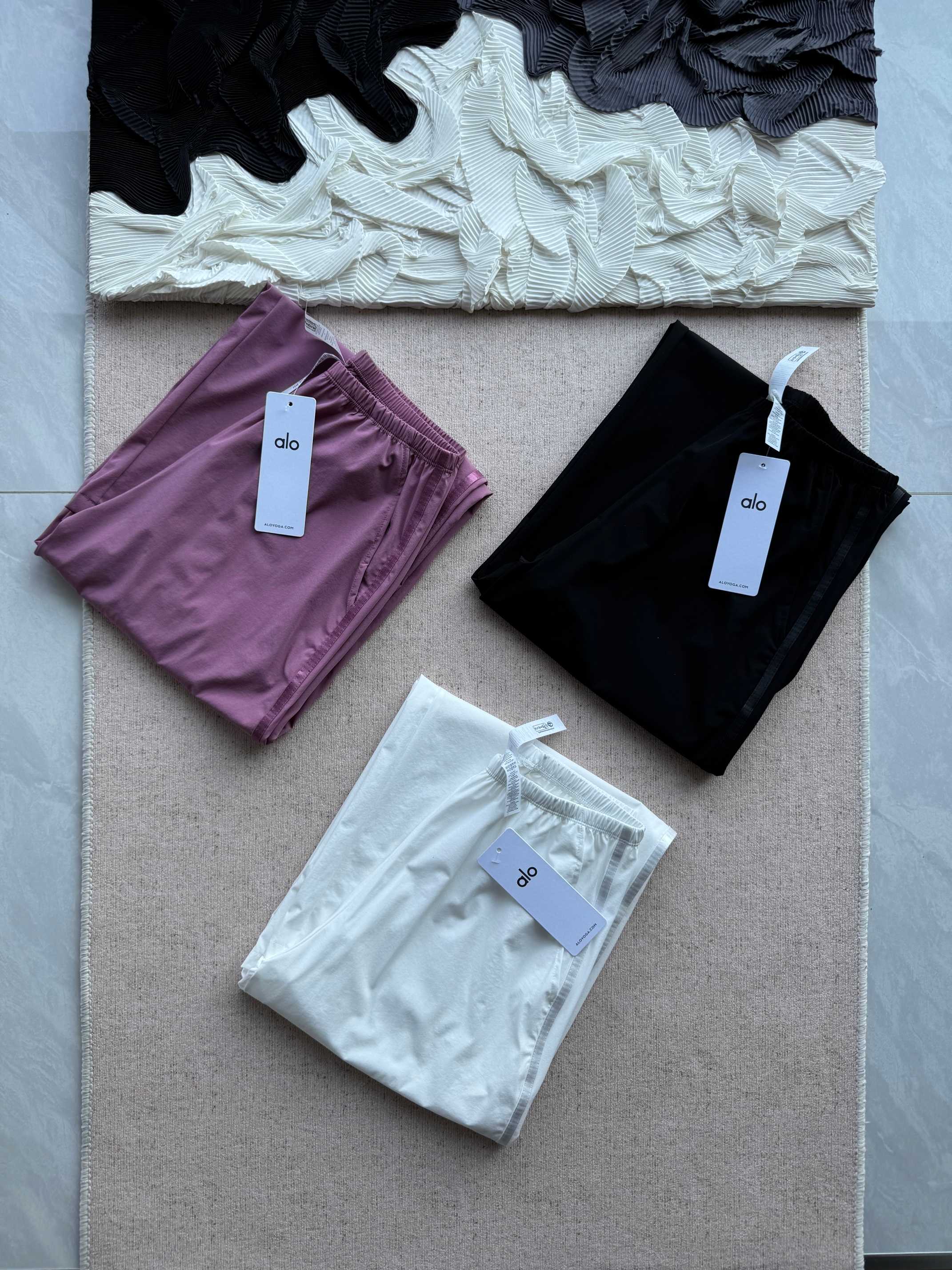 💰95
【alo Breezy Wide Leg Pant超薄阔腿直筒裤】
代购售价1000+软妹币!上身瞬间不一样!裸眼视觉比例炸裂!腿长两米既视感~短腿星人做梦都要笑醒了,怎么会有这么显瘦显腿长的阔腿裤hhh~阔而不肥,飒飒生风,Athleisure休闲感氛围拉满!可运动可通勤,立裁阔腿裤型完美遮胯提臀、修饰腿型,别管啥体型就闭眼冲不会错!
➡️ 加宽松紧腰头拉高腰线分界,及地/拖地裤长向下延伸纵向占比,视觉改变先天不足,腿长比例直接三七开!
裤管结构阔而有型不显肥,同时又很藏胯,不见假胯宽~不贴腿不显胯又很遮肉,蹲起跑动完全不会有约束感,灵活不紧绷~
两面插兜口袋,弹力腰口舒适不勒,关键在左右侧缝的位置有顺色织条加固,加强轮廓,塑形不过分软塌!
➡️ 86%聚酯纤维14%氨纶的超轻薄面料,凉快干爽‼️透光透气不透肉,轻薄如纸片,恍若无物!
无重量无压力无存在感,真的好像会呼吸一样~走动起来呼呼生风,凉快清爽自带新风系统!
梭织布面自带哑光微肌理感,触感柔软爽滑,薄薄一层像纸片一样,轻到像没穿,近乎裸感!
吸汗导湿,散热速干,轻盈干爽凉快不粘身,不贴腿不吸附,出汗量大也没有潮闷黏腻感!
✔️ 白色/薄雾粉/黑色
3色纯色系日常实穿度更高,通勤运动都能兼顾~并且你们搭针织背心都是有飒飒的the row气质的~
✅ 模特 身高 168cm/体重58kg 胸围 92cm/腰围 68cm/臀围 98cm 试穿S码
🔺alo Breezy Wide Leg Pant超薄阔腿直筒裤
✔️Size:S、M、L
臀围卡码选大
腰拉量足 腿围限制也不大
