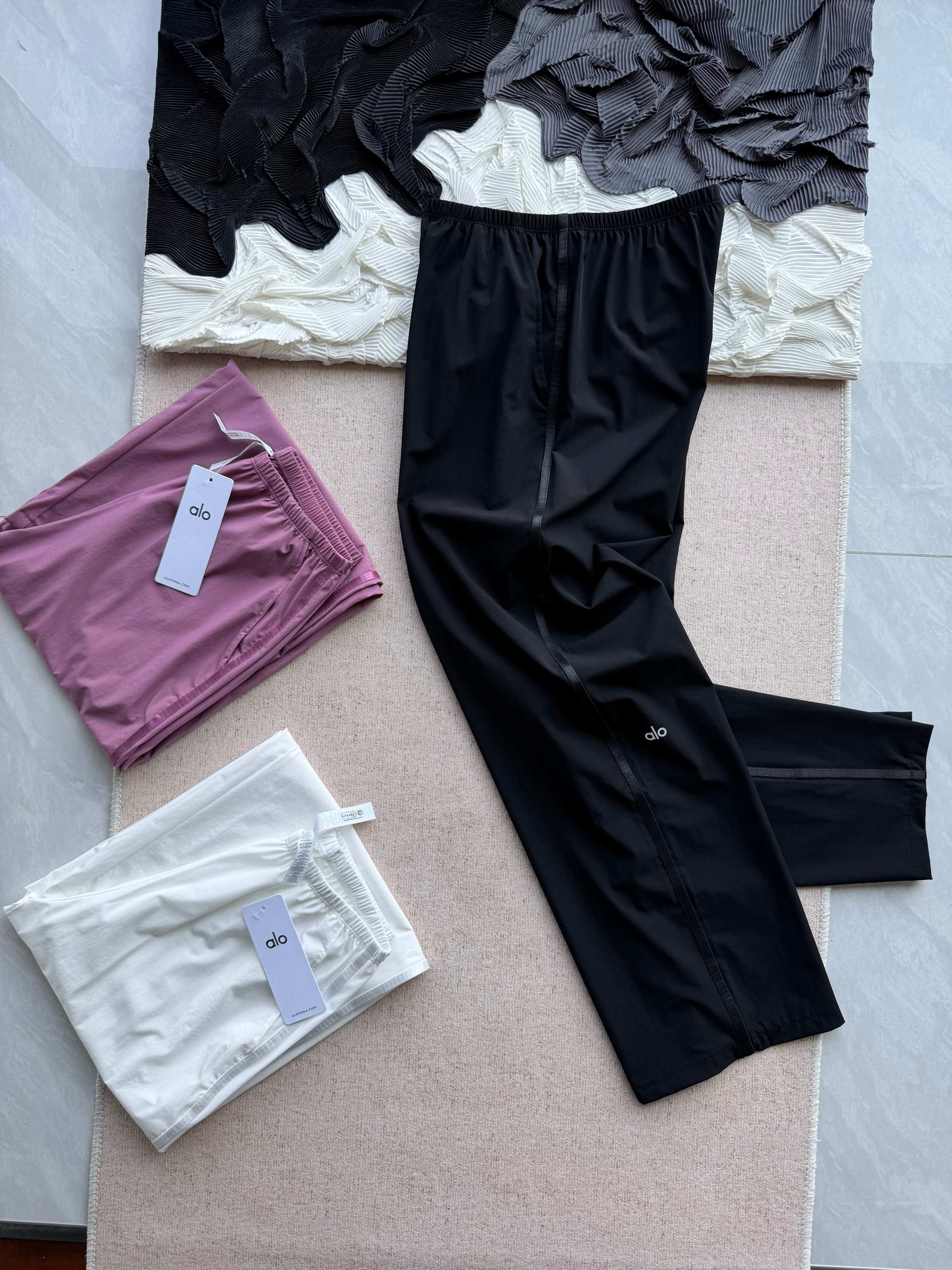 💰95
【alo Breezy Wide Leg Pant超薄阔腿直筒裤】
代购售价1000+软妹币!上身瞬间不一样!裸眼视觉比例炸裂!腿长两米既视感~短腿星人做梦都要笑醒了,怎么会有这么显瘦显腿长的阔腿裤hhh~阔而不肥,飒飒生风,Athleisure休闲感氛围拉满!可运动可通勤,立裁阔腿裤型完美遮胯提臀、修饰腿型,别管啥体型就闭眼冲不会错!
➡️ 加宽松紧腰头拉高腰线分界,及地/拖地裤长向下延伸纵向占比,视觉改变先天不足,腿长比例直接三七开!
裤管结构阔而有型不显肥,同时又很藏胯,不见假胯宽~不贴腿不显胯又很遮肉,蹲起跑动完全不会有约束感,灵活不紧绷~
两面插兜口袋,弹力腰口舒适不勒,关键在左右侧缝的位置有顺色织条加固,加强轮廓,塑形不过分软塌!
➡️ 86%聚酯纤维14%氨纶的超轻薄面料,凉快干爽‼️透光透气不透肉,轻薄如纸片,恍若无物!
无重量无压力无存在感,真的好像会呼吸一样~走动起来呼呼生风,凉快清爽自带新风系统!
梭织布面自带哑光微肌理感,触感柔软爽滑,薄薄一层像纸片一样,轻到像没穿,近乎裸感!
吸汗导湿,散热速干,轻盈干爽凉快不粘身,不贴腿不吸附,出汗量大也没有潮闷黏腻感!
✔️ 白色/薄雾粉/黑色
3色纯色系日常实穿度更高,通勤运动都能兼顾~并且你们搭针织背心都是有飒飒的the row气质的~
✅ 模特 身高 168cm/体重58kg 胸围 92cm/腰围 68cm/臀围 98cm 试穿S码
🔺alo Breezy Wide Leg Pant超薄阔腿直筒裤
✔️Size:S、M、L
臀围卡码选大
腰拉量足 腿围限制也不大