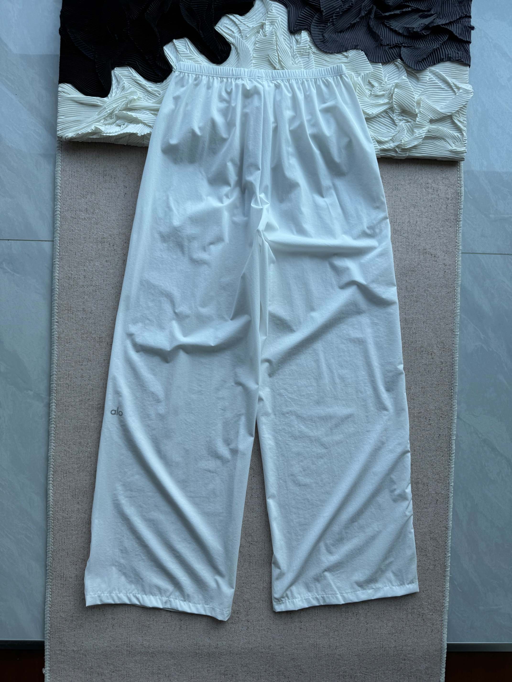 💰95
【alo Breezy Wide Leg Pant超薄阔腿直筒裤】
代购售价1000+软妹币!上身瞬间不一样!裸眼视觉比例炸裂!腿长两米既视感~短腿星人做梦都要笑醒了,怎么会有这么显瘦显腿长的阔腿裤hhh~阔而不肥,飒飒生风,Athleisure休闲感氛围拉满!可运动可通勤,立裁阔腿裤型完美遮胯提臀、修饰腿型,别管啥体型就闭眼冲不会错!
➡️ 加宽松紧腰头拉高腰线分界,及地/拖地裤长向下延伸纵向占比,视觉改变先天不足,腿长比例直接三七开!
裤管结构阔而有型不显肥,同时又很藏胯,不见假胯宽~不贴腿不显胯又很遮肉,蹲起跑动完全不会有约束感,灵活不紧绷~
两面插兜口袋,弹力腰口舒适不勒,关键在左右侧缝的位置有顺色织条加固,加强轮廓,塑形不过分软塌!
➡️ 86%聚酯纤维14%氨纶的超轻薄面料,凉快干爽‼️透光透气不透肉,轻薄如纸片,恍若无物!
无重量无压力无存在感,真的好像会呼吸一样~走动起来呼呼生风,凉快清爽自带新风系统!
梭织布面自带哑光微肌理感,触感柔软爽滑,薄薄一层像纸片一样,轻到像没穿,近乎裸感!
吸汗导湿,散热速干,轻盈干爽凉快不粘身,不贴腿不吸附,出汗量大也没有潮闷黏腻感!
✔️ 白色/薄雾粉/黑色
3色纯色系日常实穿度更高,通勤运动都能兼顾~并且你们搭针织背心都是有飒飒的the row气质的~
✅ 模特 身高 168cm/体重58kg 胸围 92cm/腰围 68cm/臀围 98cm 试穿S码
🔺alo Breezy Wide Leg Pant超薄阔腿直筒裤
✔️Size:S、M、L
臀围卡码选大
腰拉量足 腿围限制也不大