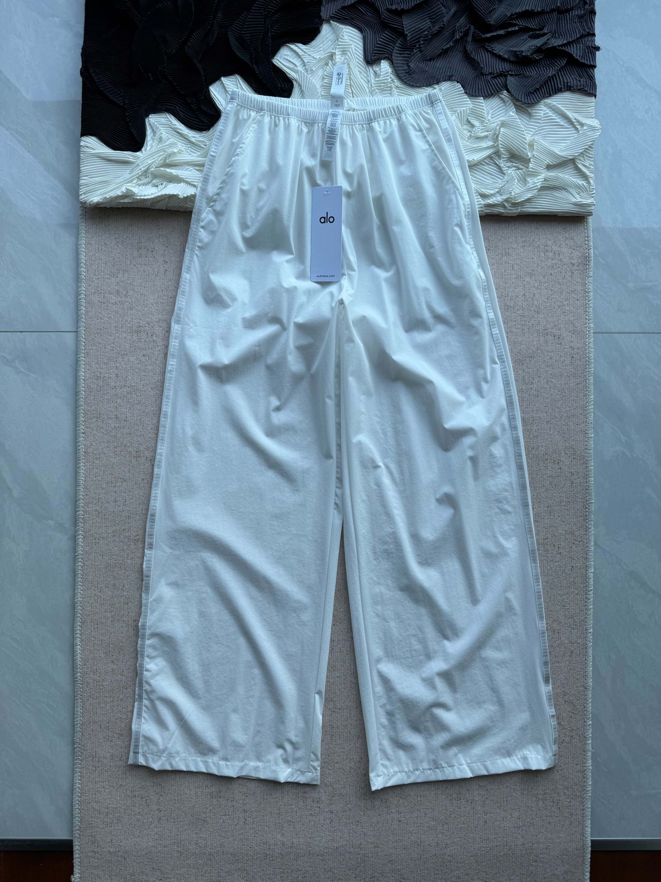 💰95
【alo Breezy Wide Leg Pant超薄阔腿直筒裤】
代购售价1000+软妹币!上身瞬间不一样!裸眼视觉比例炸裂!腿长两米既视感~短腿星人做梦都要笑醒了,怎么会有这么显瘦显腿长的阔腿裤hhh~阔而不肥,飒飒生风,Athleisure休闲感氛围拉满!可运动可通勤,立裁阔腿裤型完美遮胯提臀、修饰腿型,别管啥体型就闭眼冲不会错!
➡️ 加宽松紧腰头拉高腰线分界,及地/拖地裤长向下延伸纵向占比,视觉改变先天不足,腿长比例直接三七开!
裤管结构阔而有型不显肥,同时又很藏胯,不见假胯宽~不贴腿不显胯又很遮肉,蹲起跑动完全不会有约束感,灵活不紧绷~
两面插兜口袋,弹力腰口舒适不勒,关键在左右侧缝的位置有顺色织条加固,加强轮廓,塑形不过分软塌!
➡️ 86%聚酯纤维14%氨纶的超轻薄面料,凉快干爽‼️透光透气不透肉,轻薄如纸片,恍若无物!
无重量无压力无存在感,真的好像会呼吸一样~走动起来呼呼生风,凉快清爽自带新风系统!
梭织布面自带哑光微肌理感,触感柔软爽滑,薄薄一层像纸片一样,轻到像没穿,近乎裸感!
吸汗导湿,散热速干,轻盈干爽凉快不粘身,不贴腿不吸附,出汗量大也没有潮闷黏腻感!
✔️ 白色/薄雾粉/黑色
3色纯色系日常实穿度更高,通勤运动都能兼顾~并且你们搭针织背心都是有飒飒的the row气质的~
✅ 模特 身高 168cm/体重58kg 胸围 92cm/腰围 68cm/臀围 98cm 试穿S码
🔺alo Breezy Wide Leg Pant超薄阔腿直筒裤
✔️Size:S、M、L
臀围卡码选大
腰拉量足 腿围限制也不大