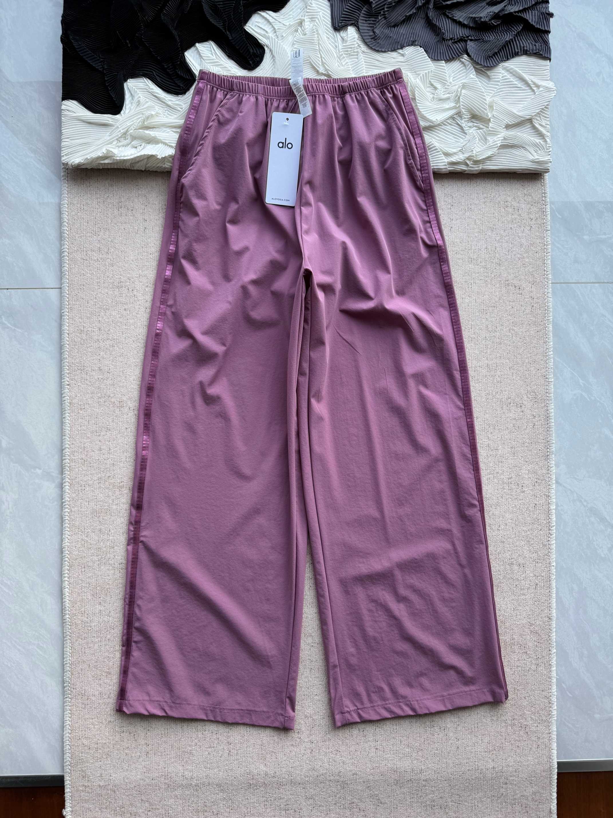 💰95
【alo Breezy Wide Leg Pant超薄阔腿直筒裤】
代购售价1000+软妹币!上身瞬间不一样!裸眼视觉比例炸裂!腿长两米既视感~短腿星人做梦都要笑醒了,怎么会有这么显瘦显腿长的阔腿裤hhh~阔而不肥,飒飒生风,Athleisure休闲感氛围拉满!可运动可通勤,立裁阔腿裤型完美遮胯提臀、修饰腿型,别管啥体型就闭眼冲不会错!
➡️ 加宽松紧腰头拉高腰线分界,及地/拖地裤长向下延伸纵向占比,视觉改变先天不足,腿长比例直接三七开!
裤管结构阔而有型不显肥,同时又很藏胯,不见假胯宽~不贴腿不显胯又很遮肉,蹲起跑动完全不会有约束感,灵活不紧绷~
两面插兜口袋,弹力腰口舒适不勒,关键在左右侧缝的位置有顺色织条加固,加强轮廓,塑形不过分软塌!
➡️ 86%聚酯纤维14%氨纶的超轻薄面料,凉快干爽‼️透光透气不透肉,轻薄如纸片,恍若无物!
无重量无压力无存在感,真的好像会呼吸一样~走动起来呼呼生风,凉快清爽自带新风系统!
梭织布面自带哑光微肌理感,触感柔软爽滑,薄薄一层像纸片一样,轻到像没穿,近乎裸感!
吸汗导湿,散热速干,轻盈干爽凉快不粘身,不贴腿不吸附,出汗量大也没有潮闷黏腻感!
✔️ 白色/薄雾粉/黑色
3色纯色系日常实穿度更高,通勤运动都能兼顾~并且你们搭针织背心都是有飒飒的the row气质的~
✅ 模特 身高 168cm/体重58kg 胸围 92cm/腰围 68cm/臀围 98cm 试穿S码
🔺alo Breezy Wide Leg Pant超薄阔腿直筒裤
✔️Size:S、M、L
臀围卡码选大
腰拉量足 腿围限制也不大