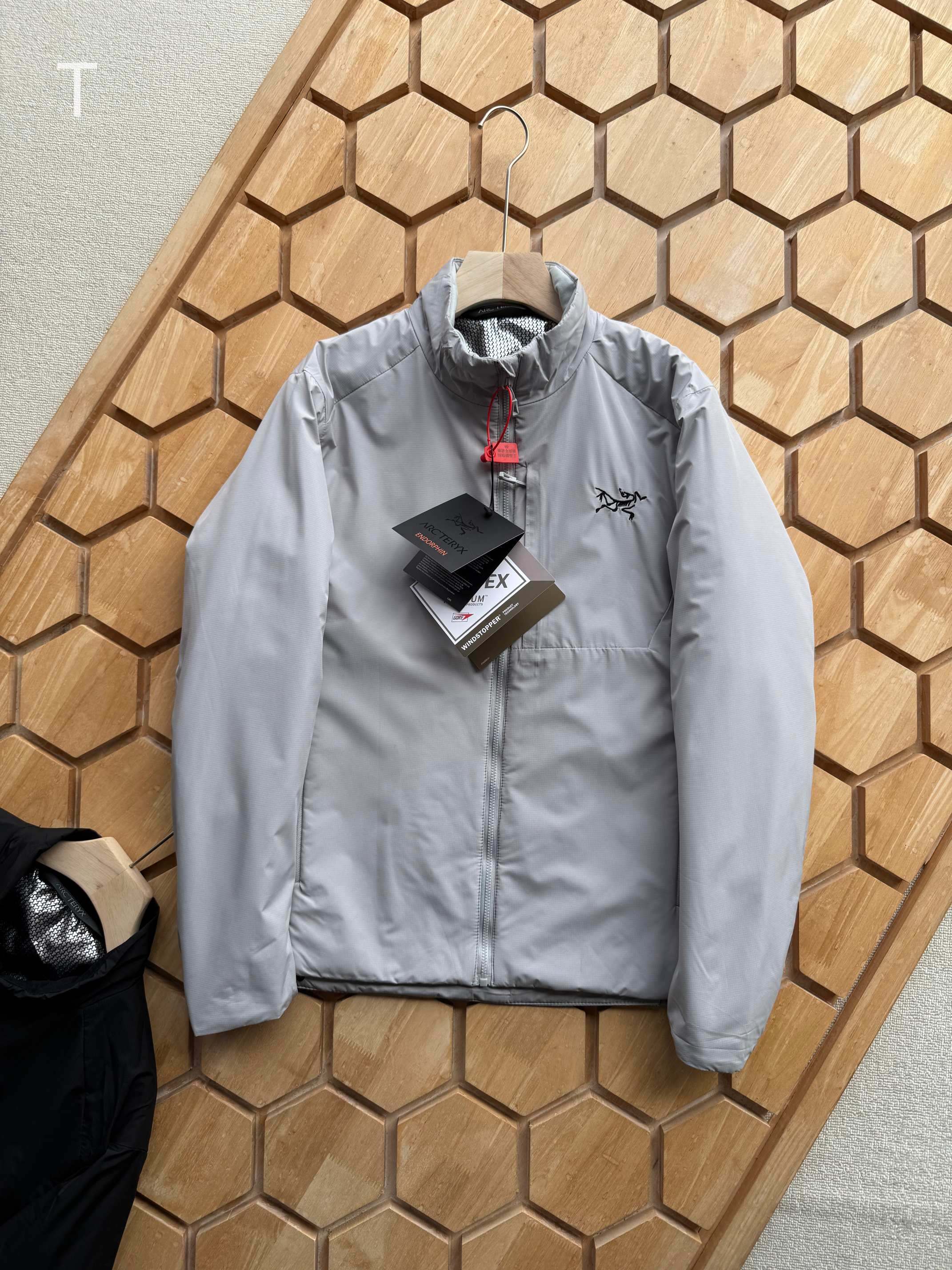 💰185
 ARC’TERYX—始祖鸟刺绣款 立领三防科技棉服P棉保暖外套防泼户外登山徒步男款
为湿冷户外运动而生💪
三防科技👉🏻防水防油防污
内部持久恒温，运动保暖，汗湿时透气快干
中层外穿皆可，适合多场景穿搭
这是一件拥有动态保暖功能的棉服，其后背汗区配置弹力透气系统，实现快速散热，采用三防科技面料，可防泼水抗油污，易清洁，内胸袋，贴心出行，根据人体热能分布图，科学配比充棉克重，轻量保暖不显臃肿，人体工学立体裁剪.

颜色：黑色  浅云灰  深苔绿
尺码：M—3XL