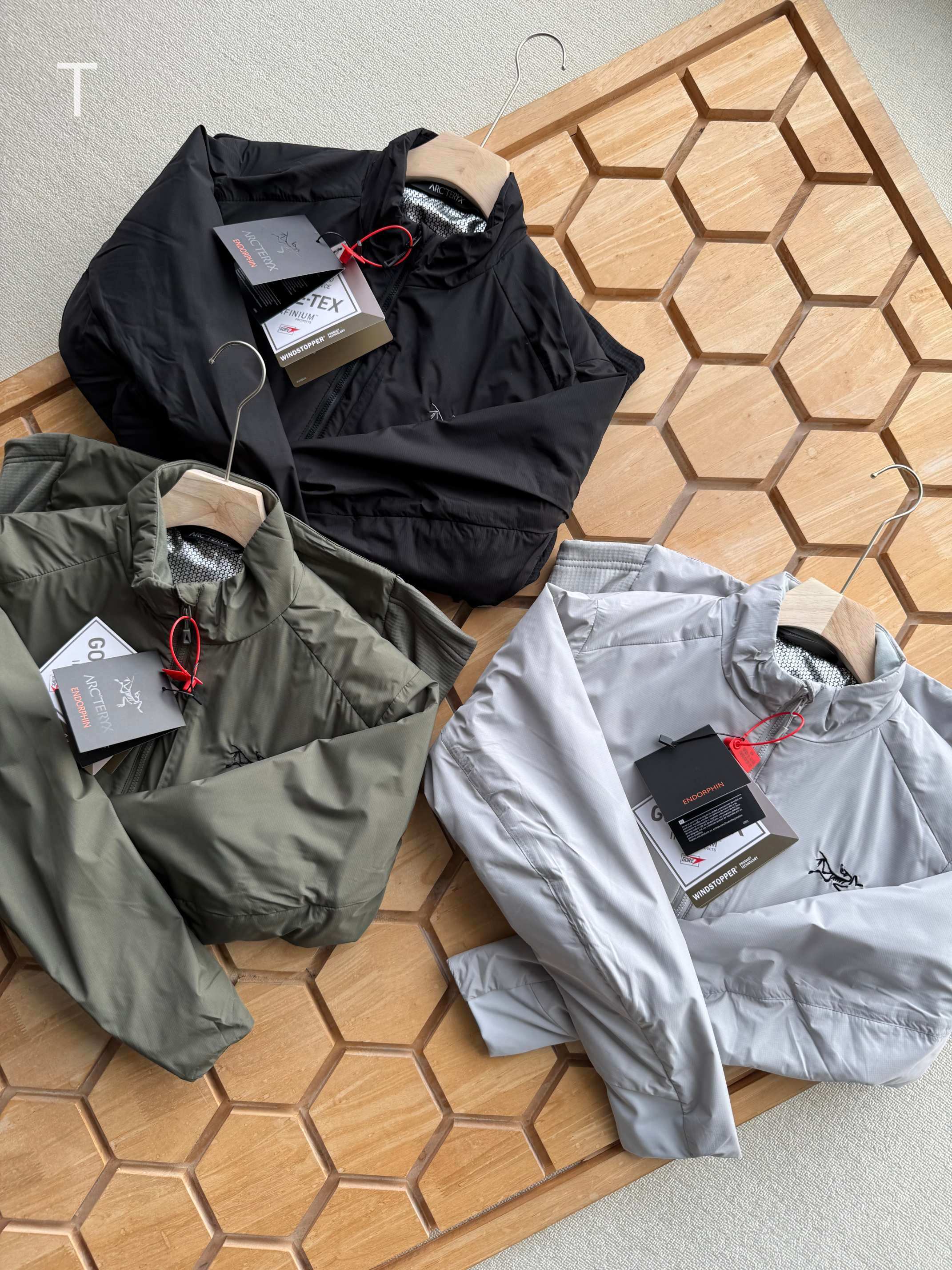 💰185
 ARC’TERYX—始祖鸟刺绣款 立领三防科技棉服P棉保暖外套防泼户外登山徒步男款
为湿冷户外运动而生💪
三防科技👉🏻防水防油防污
内部持久恒温，运动保暖，汗湿时透气快干
中层外穿皆可，适合多场景穿搭
这是一件拥有动态保暖功能的棉服，其后背汗区配置弹力透气系统，实现快速散热，采用三防科技面料，可防泼水抗油污，易清洁，内胸袋，贴心出行，根据人体热能分布图，科学配比充棉克重，轻量保暖不显臃肿，人体工学立体裁剪.

颜色：黑色  浅云灰  深苔绿
尺码：M—3XL
