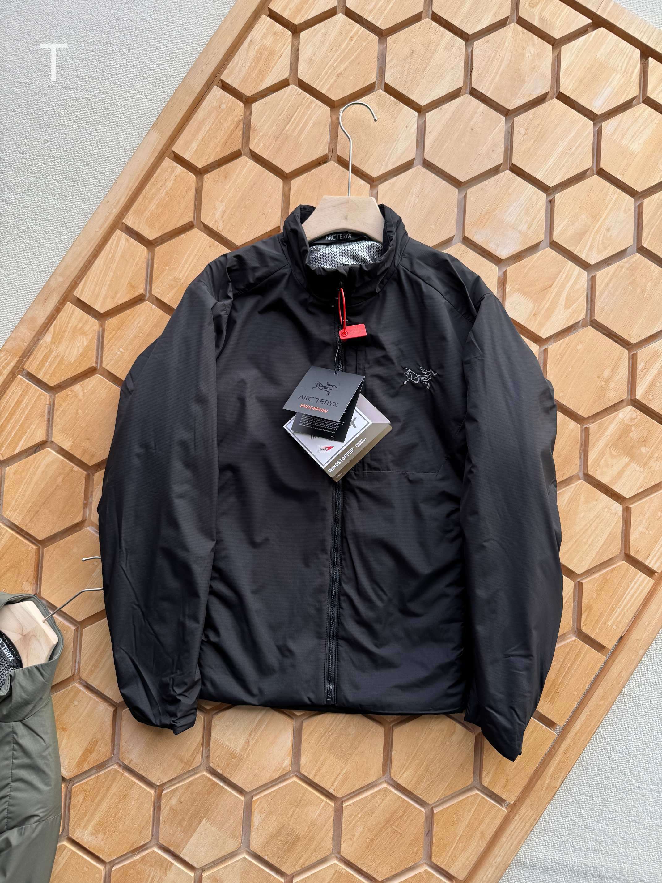 💰185
 ARC’TERYX—始祖鸟刺绣款 立领三防科技棉服P棉保暖外套防泼户外登山徒步男款
为湿冷户外运动而生💪
三防科技👉🏻防水防油防污
内部持久恒温，运动保暖，汗湿时透气快干
中层外穿皆可，适合多场景穿搭
这是一件拥有动态保暖功能的棉服，其后背汗区配置弹力透气系统，实现快速散热，采用三防科技面料，可防泼水抗油污，易清洁，内胸袋，贴心出行，根据人体热能分布图，科学配比充棉克重，轻量保暖不显臃肿，人体工学立体裁剪.

颜色：黑色  浅云灰  深苔绿
尺码：M—3XL