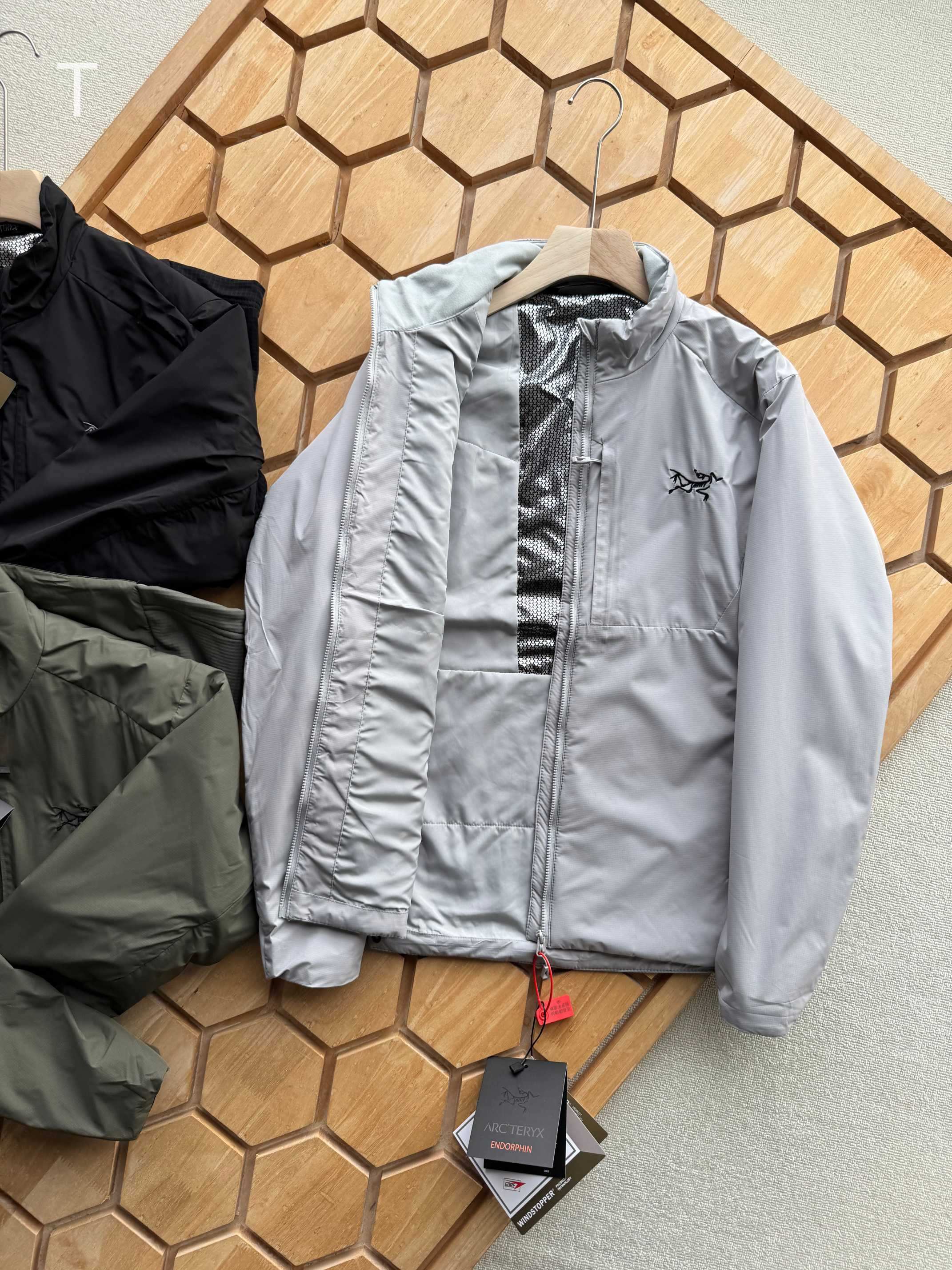 💰185
 ARC’TERYX—始祖鸟刺绣款 立领三防科技棉服P棉保暖外套防泼户外登山徒步男款
为湿冷户外运动而生💪
三防科技👉🏻防水防油防污
内部持久恒温，运动保暖，汗湿时透气快干
中层外穿皆可，适合多场景穿搭
这是一件拥有动态保暖功能的棉服，其后背汗区配置弹力透气系统，实现快速散热，采用三防科技面料，可防泼水抗油污，易清洁，内胸袋，贴心出行，根据人体热能分布图，科学配比充棉克重，轻量保暖不显臃肿，人体工学立体裁剪.

颜色：黑色  浅云灰  深苔绿
尺码：M—3XL