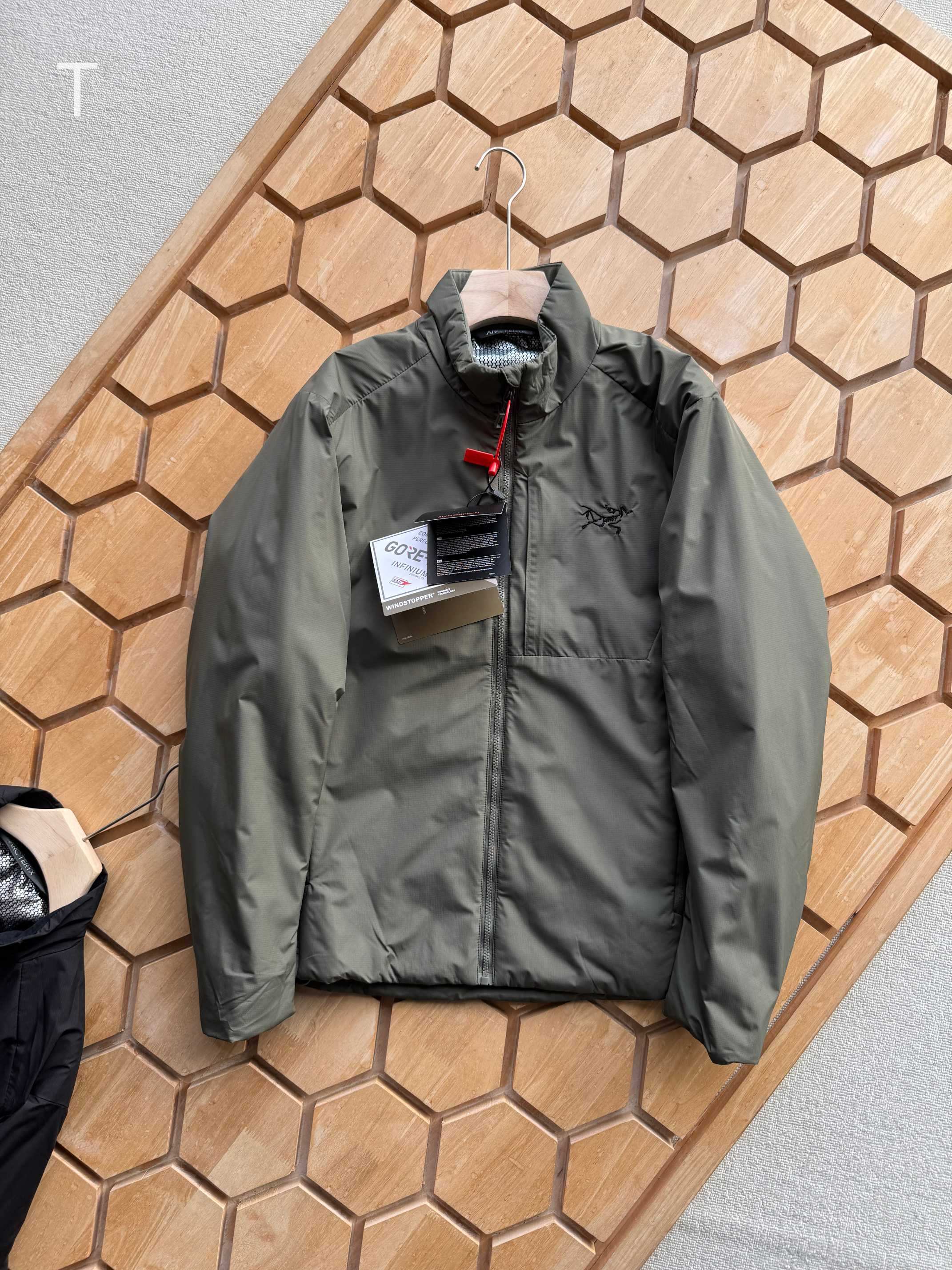 💰185
 ARC’TERYX—始祖鸟刺绣款 立领三防科技棉服P棉保暖外套防泼户外登山徒步男款
为湿冷户外运动而生💪
三防科技👉🏻防水防油防污
内部持久恒温，运动保暖，汗湿时透气快干
中层外穿皆可，适合多场景穿搭
这是一件拥有动态保暖功能的棉服，其后背汗区配置弹力透气系统，实现快速散热，采用三防科技面料，可防泼水抗油污，易清洁，内胸袋，贴心出行，根据人体热能分布图，科学配比充棉克重，轻量保暖不显臃肿，人体工学立体裁剪.

颜色：黑色  浅云灰  深苔绿
尺码：M—3XL