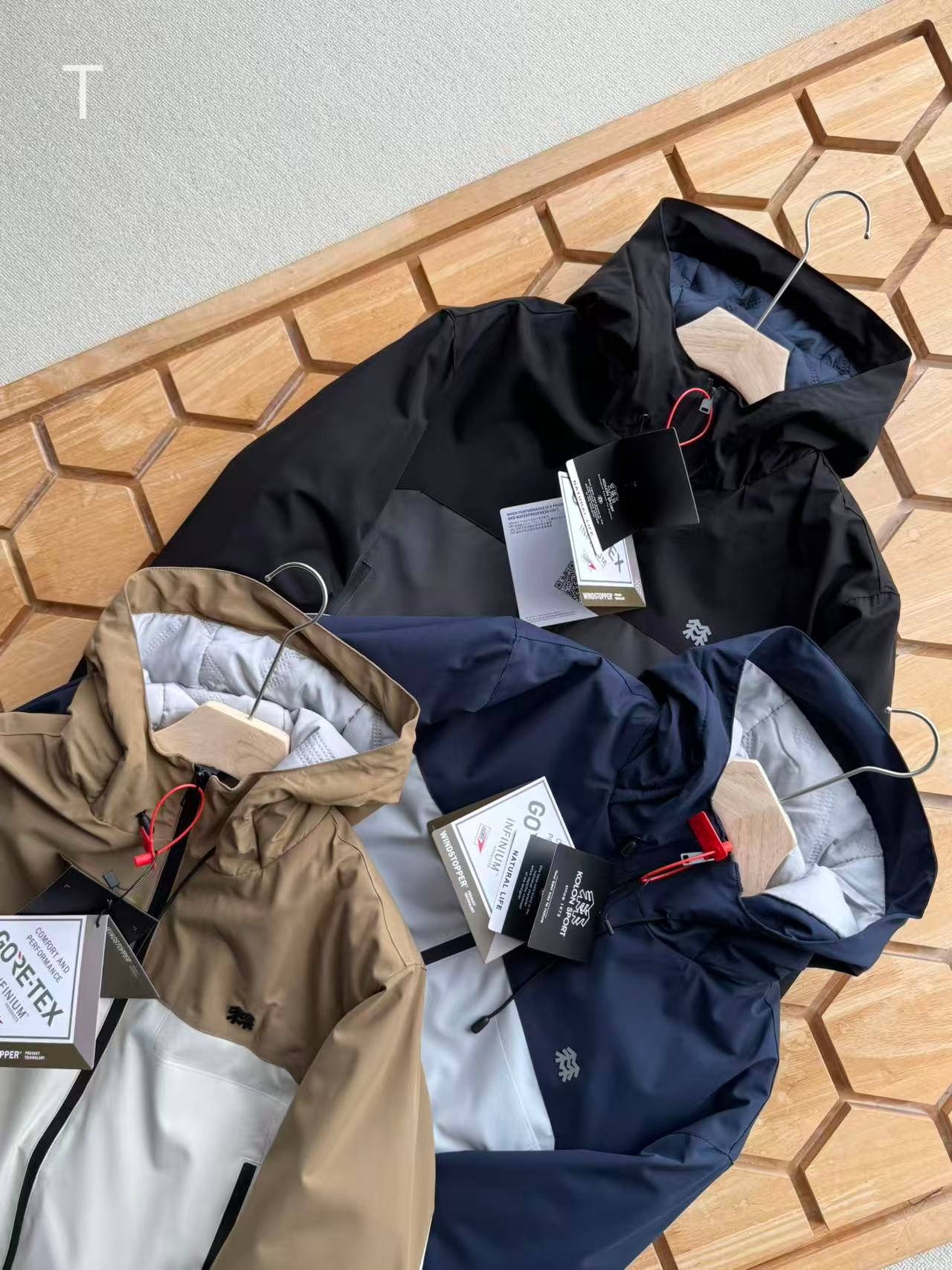 💰155
 KOLON SPORT 可隆秋冬男款户外休闲轻盈棉服夹克外套
速干压缩 透气防泼水 运动棉服 RIMALOFT以及100%环保填充物，轻量，同时保温性能突出。轻如羽翼的PERTEX QUANTUM面料结合符合人体工学的填充量设计，防止冷风灌入的防风里袖设计以及出汗时能够轻松收纳以及携带的设计，让这件产品完全达到了理想级别。版型- REGULAR不贴身，活动性舒适的基础版型 设计亮点 -①使用保温性与速干性突出的PRIMALOFT材料的科技填充夹
克 ②使用将超轻纱线通过紧密编织制作而成的PERTEX QUANTUM面料，可有效阻挡外部冷风入侵，提高保温性③各部位使用不同程度的填充物，所打造的一件最适合户外运动的产品 ④使用PRIMALOFT GOLD填充物，100%环保的同时，轻量且保温性突出
⑤防风里袖设计，可有效阻挡寒气冷风灌入
⑥整体设计简约，在胸口以及后背位置设有LOGO，可与不同的外套进行多种风格的搭配穿着 ⑦额外设有收纳袋，易于打包收纳保管 功能性 - 防泼水--防止水侵湿面料，将水快速弹落 防风--防止风进入服装内部
面料功能性-PERTEX QUANTUM采用高密度紧密编织结构，轻量
柔软的同时，能通过尽可能地隔绝空气提高保温性能

颜色： 高级灰拼黑色 
           银灰拼藏青 
           暖白拼棕色
尺码：L—4XL