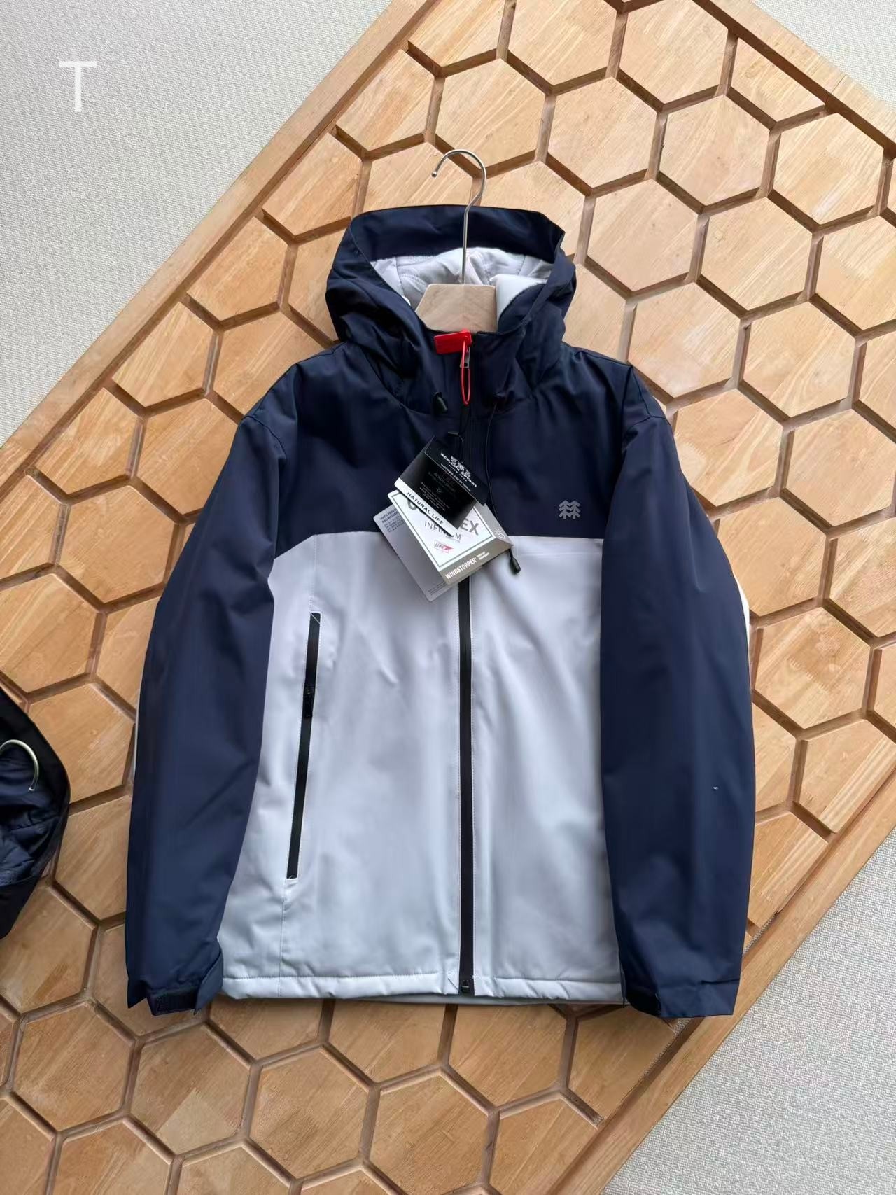 💰155
 KOLON SPORT 可隆秋冬男款户外休闲轻盈棉服夹克外套
速干压缩 透气防泼水 运动棉服 RIMALOFT以及100%环保填充物，轻量，同时保温性能突出。轻如羽翼的PERTEX QUANTUM面料结合符合人体工学的填充量设计，防止冷风灌入的防风里袖设计以及出汗时能够轻松收纳以及携带的设计，让这件产品完全达到了理想级别。版型- REGULAR不贴身，活动性舒适的基础版型 设计亮点 -①使用保温性与速干性突出的PRIMALOFT材料的科技填充夹
克 ②使用将超轻纱线通过紧密编织制作而成的PERTEX QUANTUM面料，可有效阻挡外部冷风入侵，提高保温性③各部位使用不同程度的填充物，所打造的一件最适合户外运动的产品 ④使用PRIMALOFT GOLD填充物，100%环保的同时，轻量且保温性突出
⑤防风里袖设计，可有效阻挡寒气冷风灌入
⑥整体设计简约，在胸口以及后背位置设有LOGO，可与不同的外套进行多种风格的搭配穿着 ⑦额外设有收纳袋，易于打包收纳保管 功能性 - 防泼水--防止水侵湿面料，将水快速弹落 防风--防止风进入服装内部
面料功能性-PERTEX QUANTUM采用高密度紧密编织结构，轻量
柔软的同时，能通过尽可能地隔绝空气提高保温性能

颜色： 高级灰拼黑色 
           银灰拼藏青 
           暖白拼棕色
尺码：L—4XL