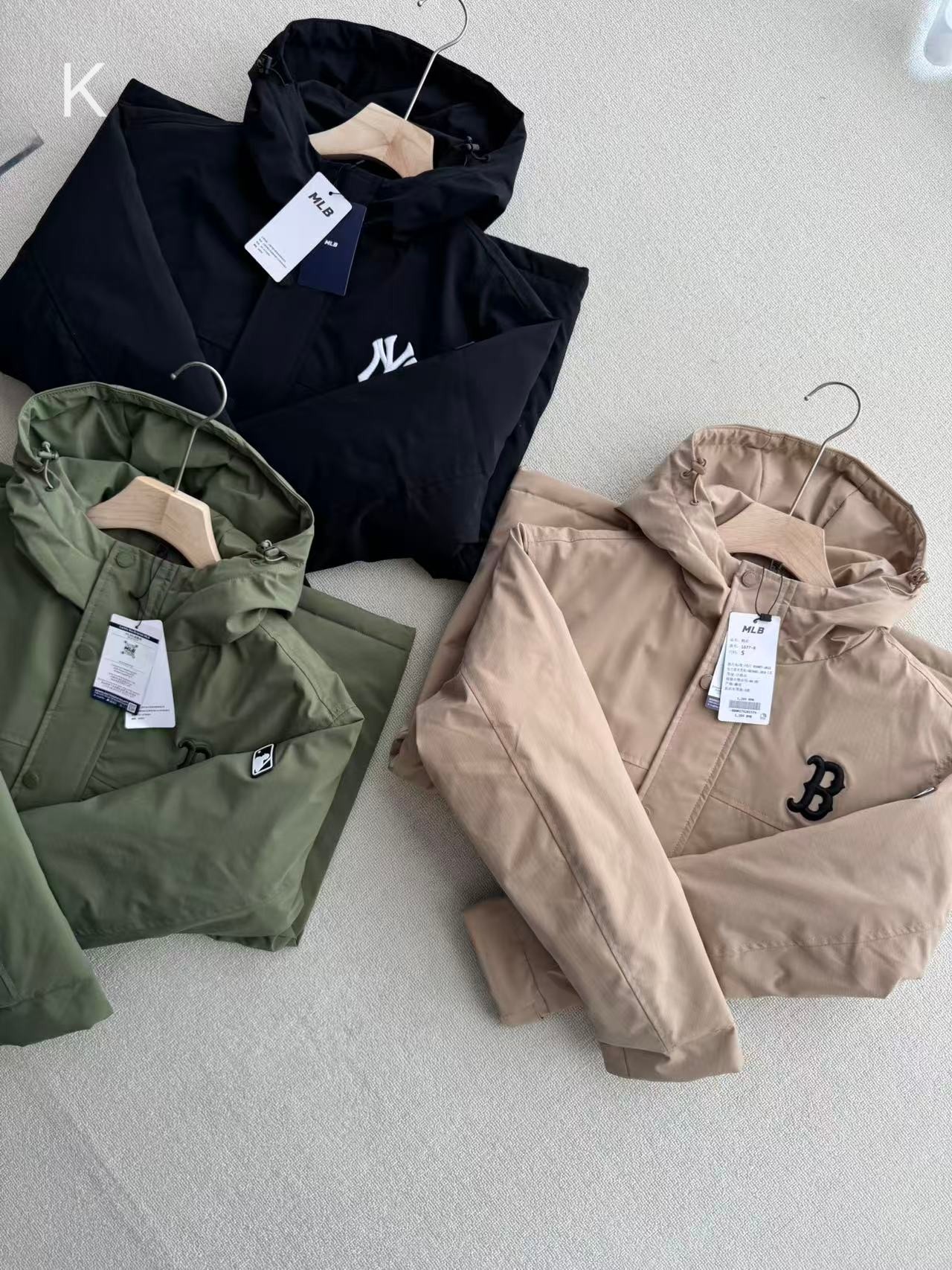 💰175
 MLB韩版2025新款洋基队NY连帽开衫落肩外套男女情侣同款冲锋衣棉服，专柜同款 1:1完美复刻，宽松款，做过预缩，抛干，手感细腻舒适，斜纹格子防水面料 专柜最新款，拉链开模定制，胸前立体刺绣logo，绝对独家定制，冬季时节的拉链外套当真是最最实用而又百搭的款式，必须是人手一件，无论是明星还是网红还是时尚达人你都可以看到它的身影。连帽开衫卫衣最能体现层次感，超级好搭配，无惧年龄挑战的爆款神器，质感十足时尚感满满，好东西值得拥有！
颜色: 黑色  卡其  绿色
尺码: S-2XL 
