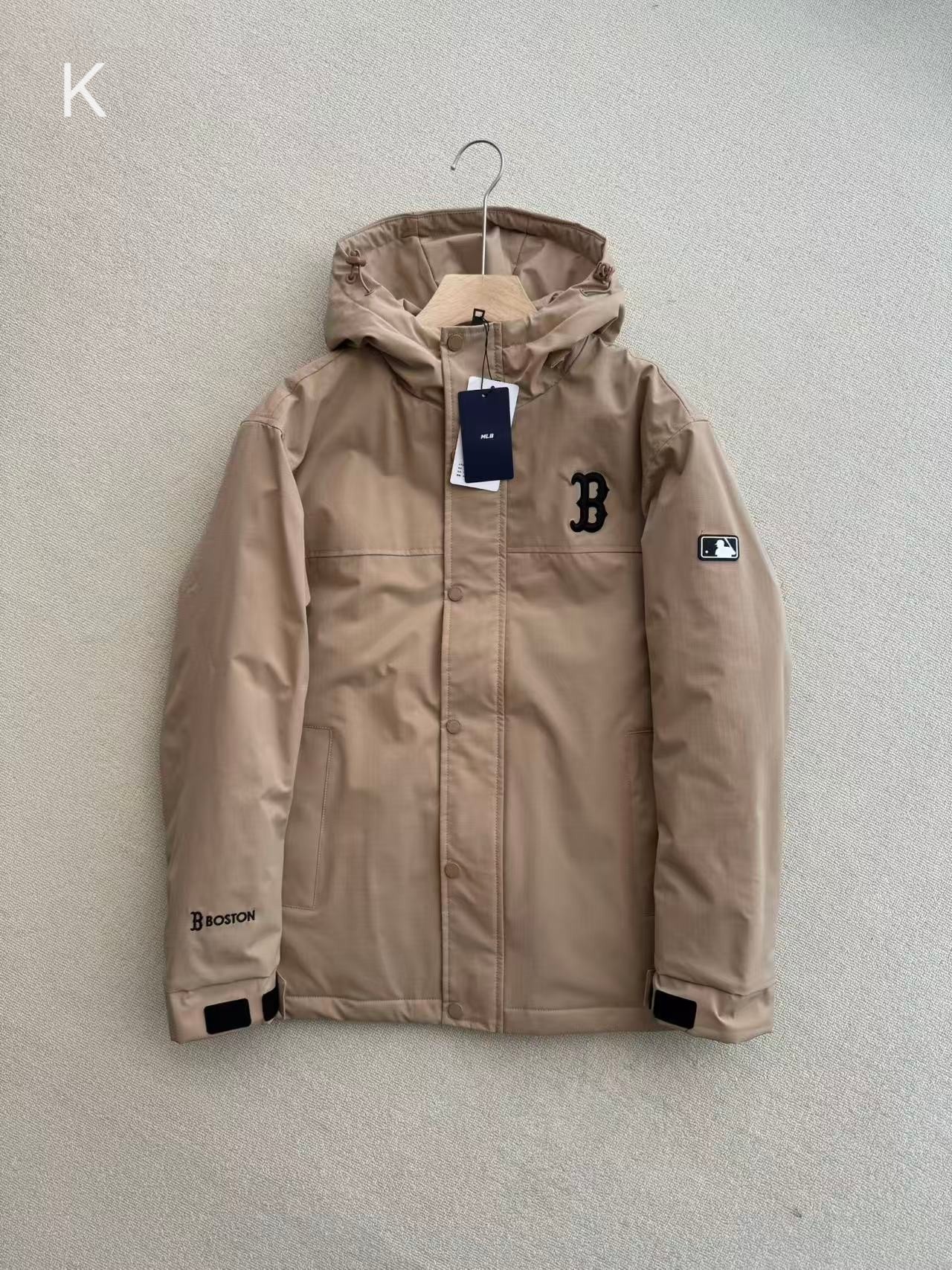 💰175
 MLB韩版2025新款洋基队NY连帽开衫落肩外套男女情侣同款冲锋衣棉服，专柜同款 1:1完美复刻，宽松款，做过预缩，抛干，手感细腻舒适，斜纹格子防水面料 专柜最新款，拉链开模定制，胸前立体刺绣logo，绝对独家定制，冬季时节的拉链外套当真是最最实用而又百搭的款式，必须是人手一件，无论是明星还是网红还是时尚达人你都可以看到它的身影。连帽开衫卫衣最能体现层次感，超级好搭配，无惧年龄挑战的爆款神器，质感十足时尚感满满，好东西值得拥有！
颜色: 黑色  卡其  绿色
尺码: S-2XL 
