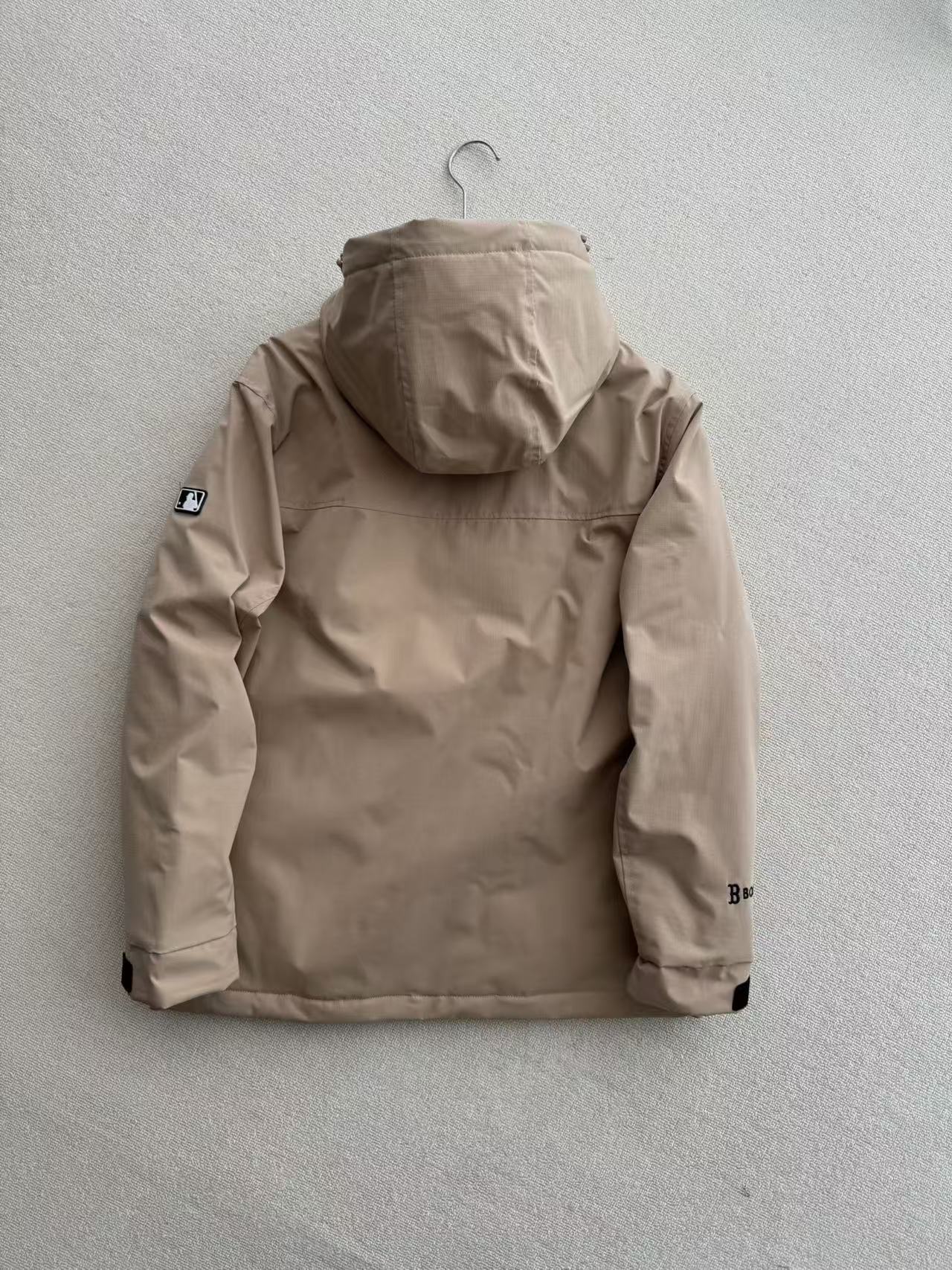 💰175
 MLB韩版2025新款洋基队NY连帽开衫落肩外套男女情侣同款冲锋衣棉服，专柜同款 1:1完美复刻，宽松款，做过预缩，抛干，手感细腻舒适，斜纹格子防水面料 专柜最新款，拉链开模定制，胸前立体刺绣logo，绝对独家定制，冬季时节的拉链外套当真是最最实用而又百搭的款式，必须是人手一件，无论是明星还是网红还是时尚达人你都可以看到它的身影。连帽开衫卫衣最能体现层次感，超级好搭配，无惧年龄挑战的爆款神器，质感十足时尚感满满，好东西值得拥有！
颜色: 黑色  卡其  绿色
尺码: S-2XL 
