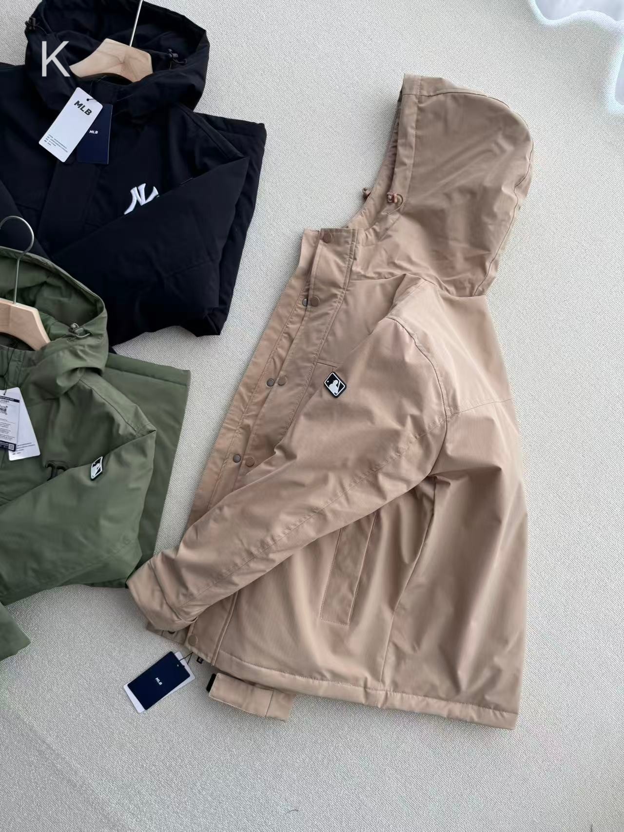 💰175
 MLB韩版2025新款洋基队NY连帽开衫落肩外套男女情侣同款冲锋衣棉服，专柜同款 1:1完美复刻，宽松款，做过预缩，抛干，手感细腻舒适，斜纹格子防水面料 专柜最新款，拉链开模定制，胸前立体刺绣logo，绝对独家定制，冬季时节的拉链外套当真是最最实用而又百搭的款式，必须是人手一件，无论是明星还是网红还是时尚达人你都可以看到它的身影。连帽开衫卫衣最能体现层次感，超级好搭配，无惧年龄挑战的爆款神器，质感十足时尚感满满，好东西值得拥有！
颜色: 黑色  卡其  绿色
尺码: S-2XL 
