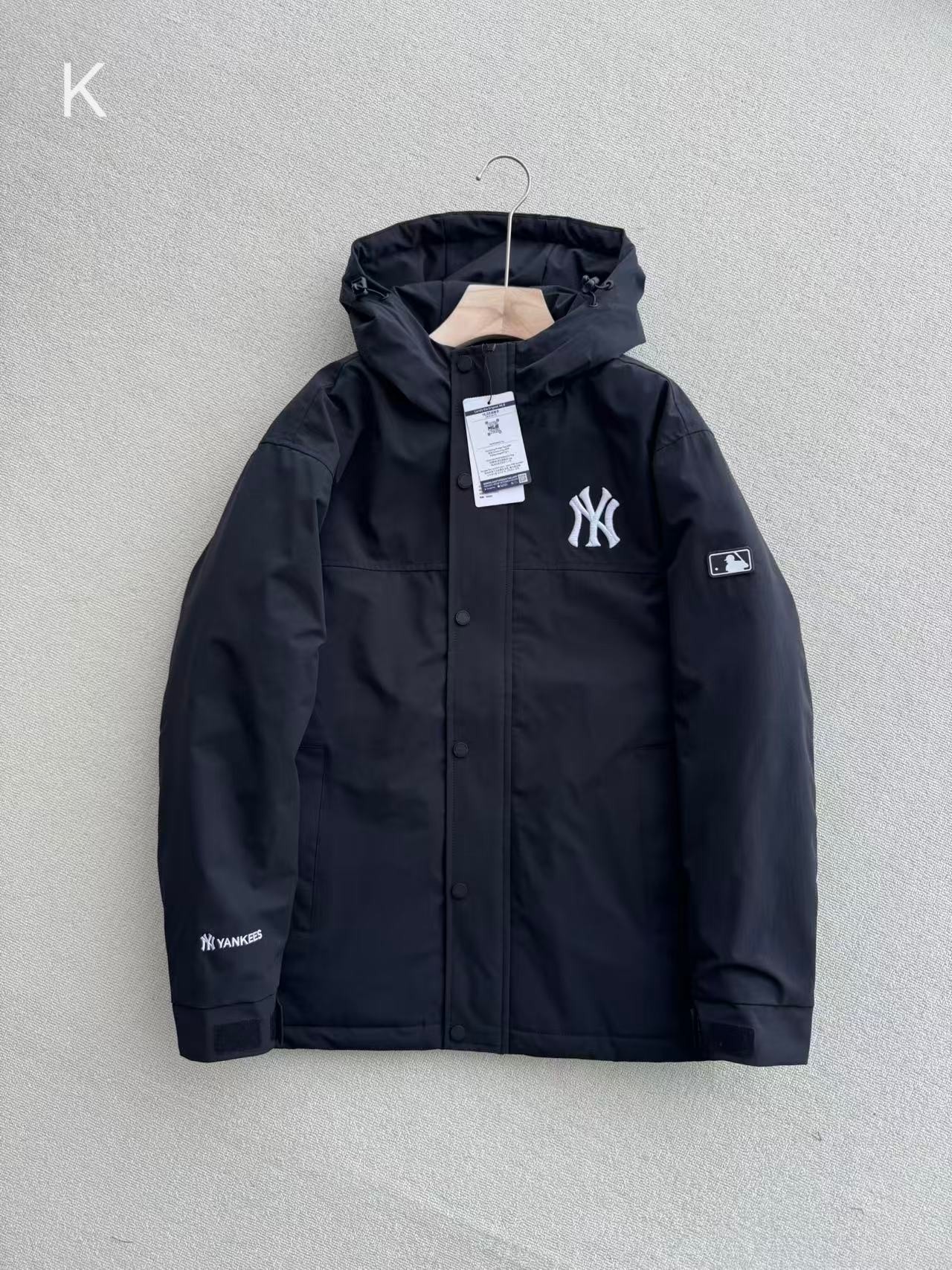 💰175
 MLB韩版2025新款洋基队NY连帽开衫落肩外套男女情侣同款冲锋衣棉服，专柜同款 1:1完美复刻，宽松款，做过预缩，抛干，手感细腻舒适，斜纹格子防水面料 专柜最新款，拉链开模定制，胸前立体刺绣logo，绝对独家定制，冬季时节的拉链外套当真是最最实用而又百搭的款式，必须是人手一件，无论是明星还是网红还是时尚达人你都可以看到它的身影。连帽开衫卫衣最能体现层次感，超级好搭配，无惧年龄挑战的爆款神器，质感十足时尚感满满，好东西值得拥有！
颜色: 黑色  卡其  绿色
尺码: S-2XL 
