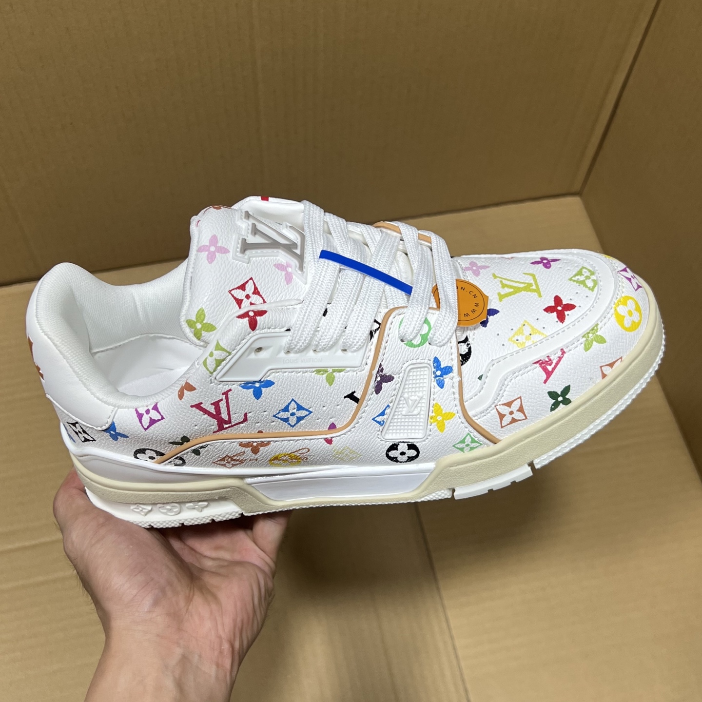 特价💰158
 双十一重磅福利！
驴牌LV板鞋特价！
尺码36-46，现货输出！头层牛皮+空胶工艺！重磅特价助力双十一，白菜价大甩卖！如此品质绝对是捡漏的好机会！6000+现货放心冲！
编码AB145869