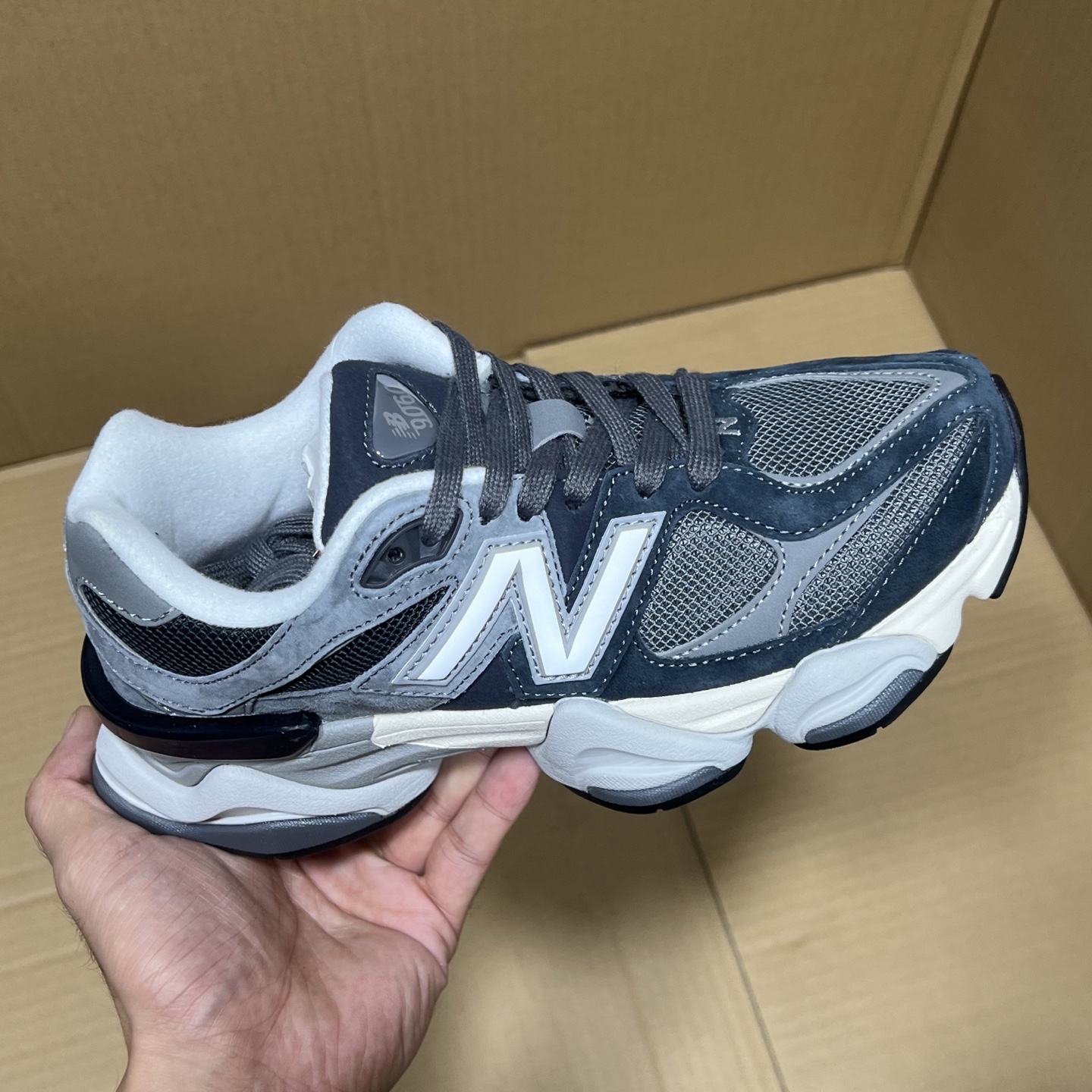 双十二福利开启！ 绿X版NB9060特价系列！ 尺码36-46，稳定输出！ 真正的纯原品质！卖过的都知道原来什么价格！品质 细节 做工也是无可挑剔！绝对的好货福利！ 编码AB325869