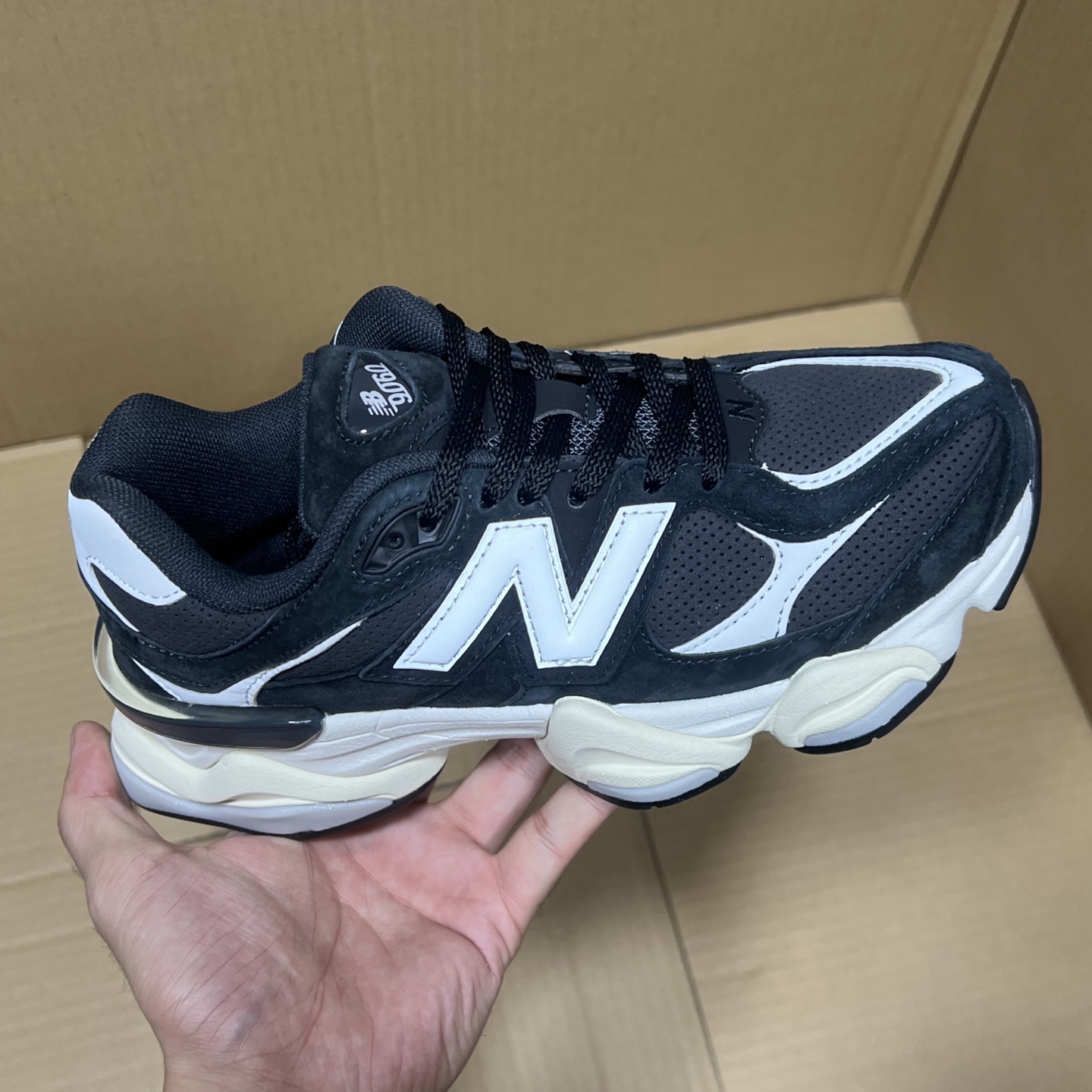 双十二福利开启！ 绿X版NB9060特价系列！ 尺码36-46，稳定输出！ 真正的纯原品质！卖过的都知道原来什么价格！品质 细节 做工也是无可挑剔！绝对的好货福利！ 编码AB325869