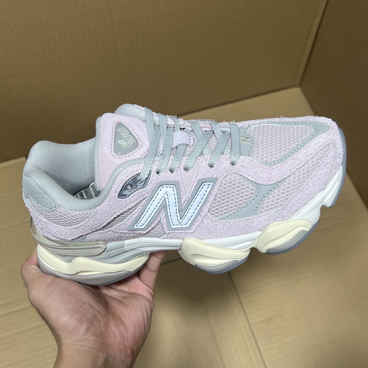 双十二福利开启！ 绿X版NB9060特价系列！ 尺码36-46，稳定输出！ 真正的纯原品质！卖过的都知道原来什么价格！品质 细节 做工也是无可挑剔！绝对的好货福利！ 编码AB325869