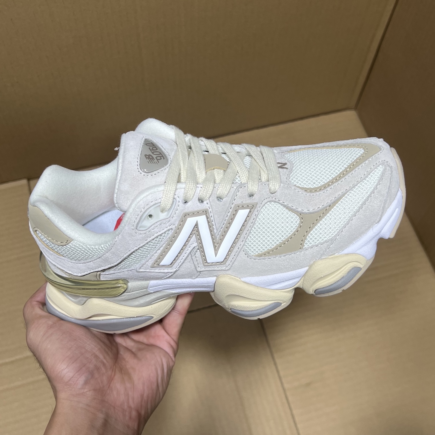 双十二福利开启！ 绿X版NB9060特价系列！ 尺码36-46，稳定输出！ 真正的纯原品质！卖过的都知道原来什么价格！品质 细节 做工也是无可挑剔！绝对的好货福利！ 编码AB325869