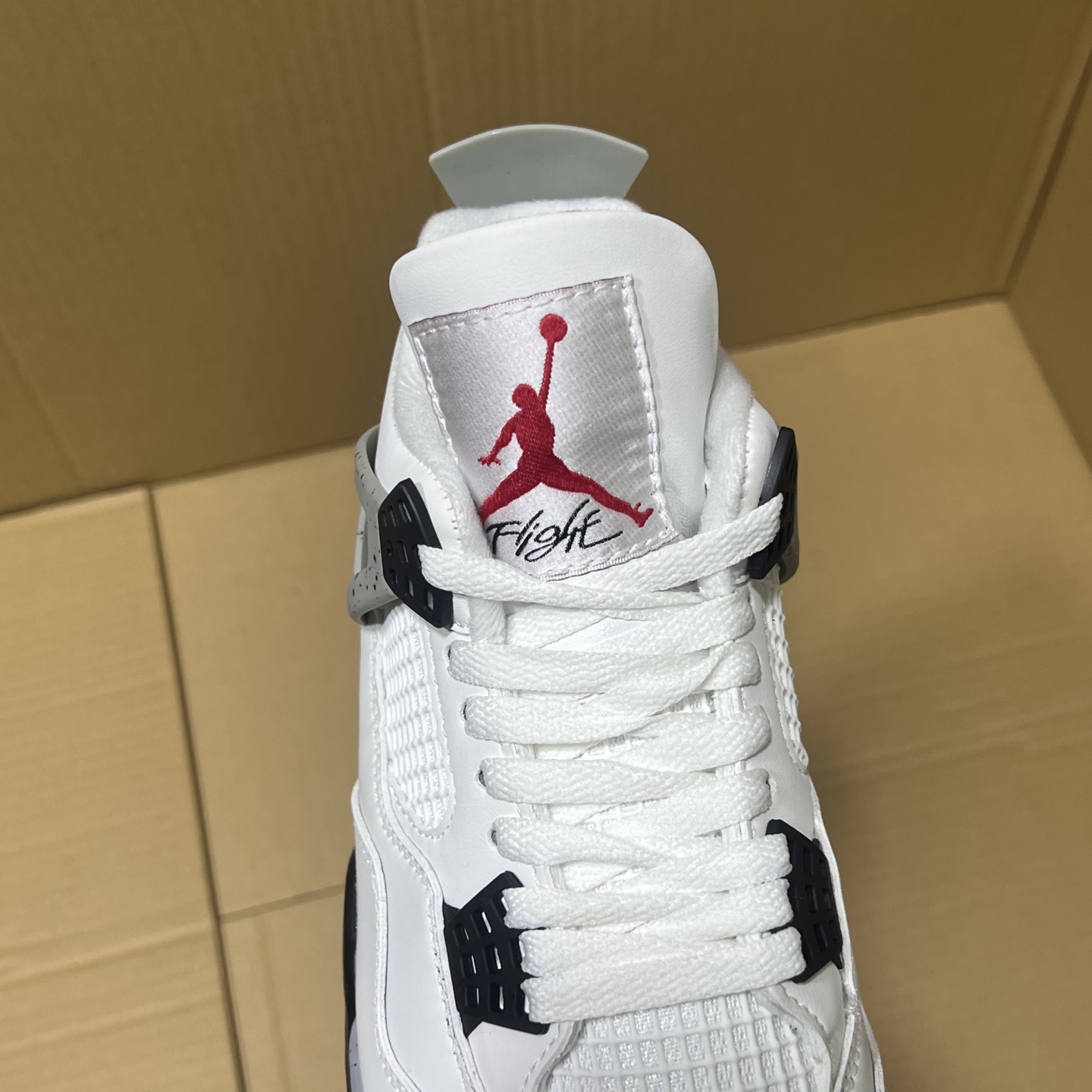 特价💰180
  双十二活动冲刺！
小绿X版本aj4系列部分配色特价！
尺码36-47.5，稳定输出！
大厂出品 品质保证！细节做的相当到位！行业性价比天花板产品！卖过都知道，转图必卖！