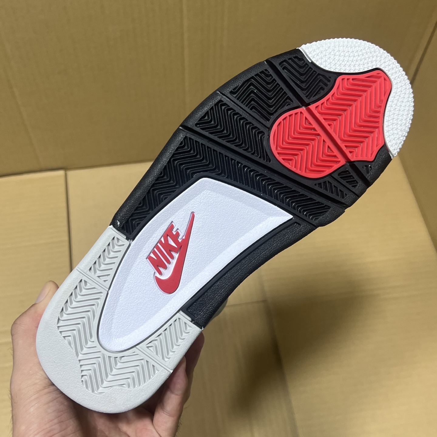 特价💰180
  双十二活动冲刺！
小绿X版本aj4系列部分配色特价！
尺码36-47.5，稳定输出！
大厂出品 品质保证！细节做的相当到位！行业性价比天花板产品！卖过都知道，转图必卖！