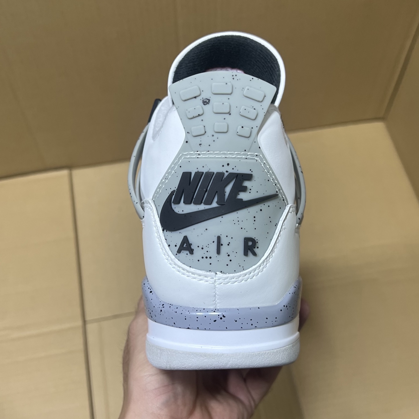 特价💰180
  双十二活动冲刺！
小绿X版本aj4系列部分配色特价！
尺码36-47.5，稳定输出！
大厂出品 品质保证！细节做的相当到位！行业性价比天花板产品！卖过都知道，转图必卖！